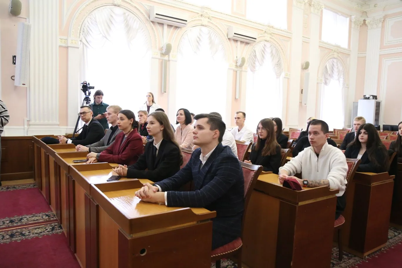 Победители городского конкурса молодежных социально значимых инициатив получили заслуженные награды.