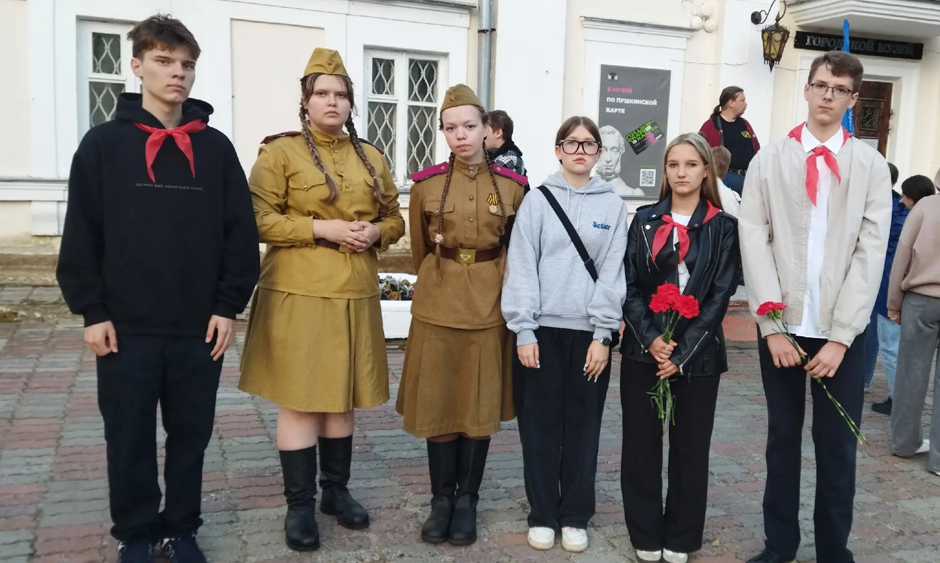 Рано утром 22 июня собираются на площади Слёз неравнодушные саровчане, участники акции "Свеча памяти