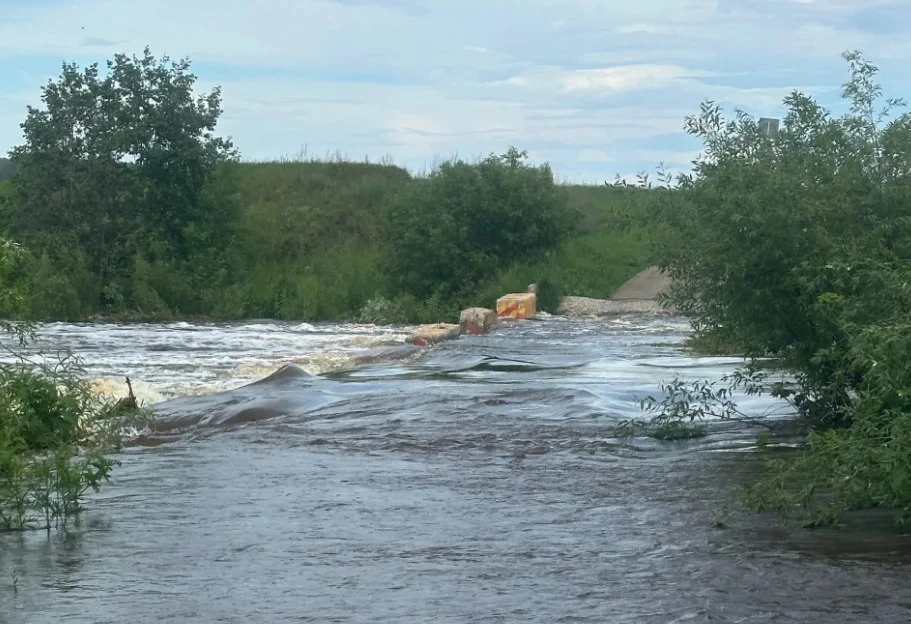 Вода преградила путь к «Красной горке»: затопленный мост в Каменском районе отрезал доступ к лагерю
