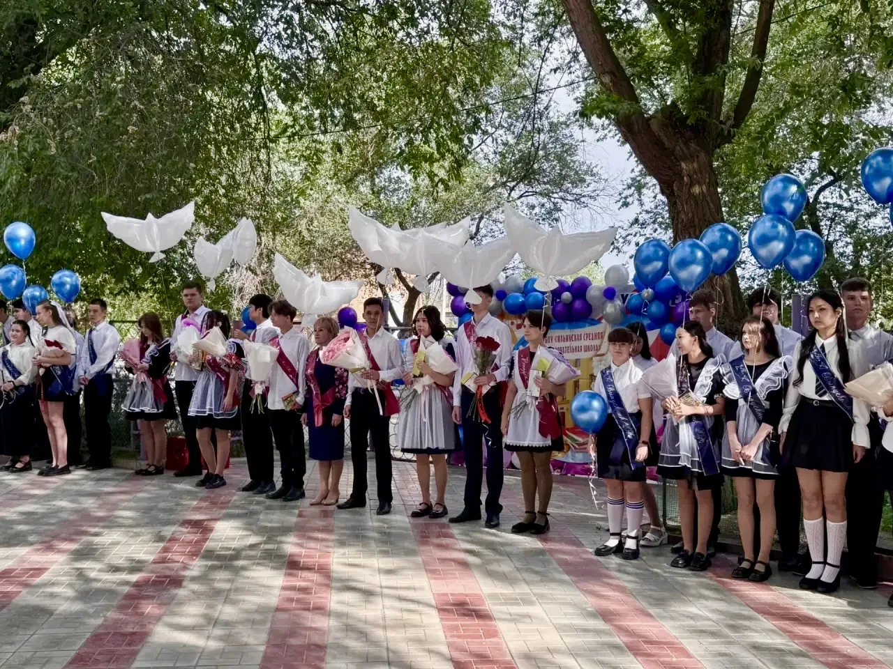 🔔Последний звонок🔔
Сегодня в нашей школе прозвучал особенный звонок — последний для выпускников. Т