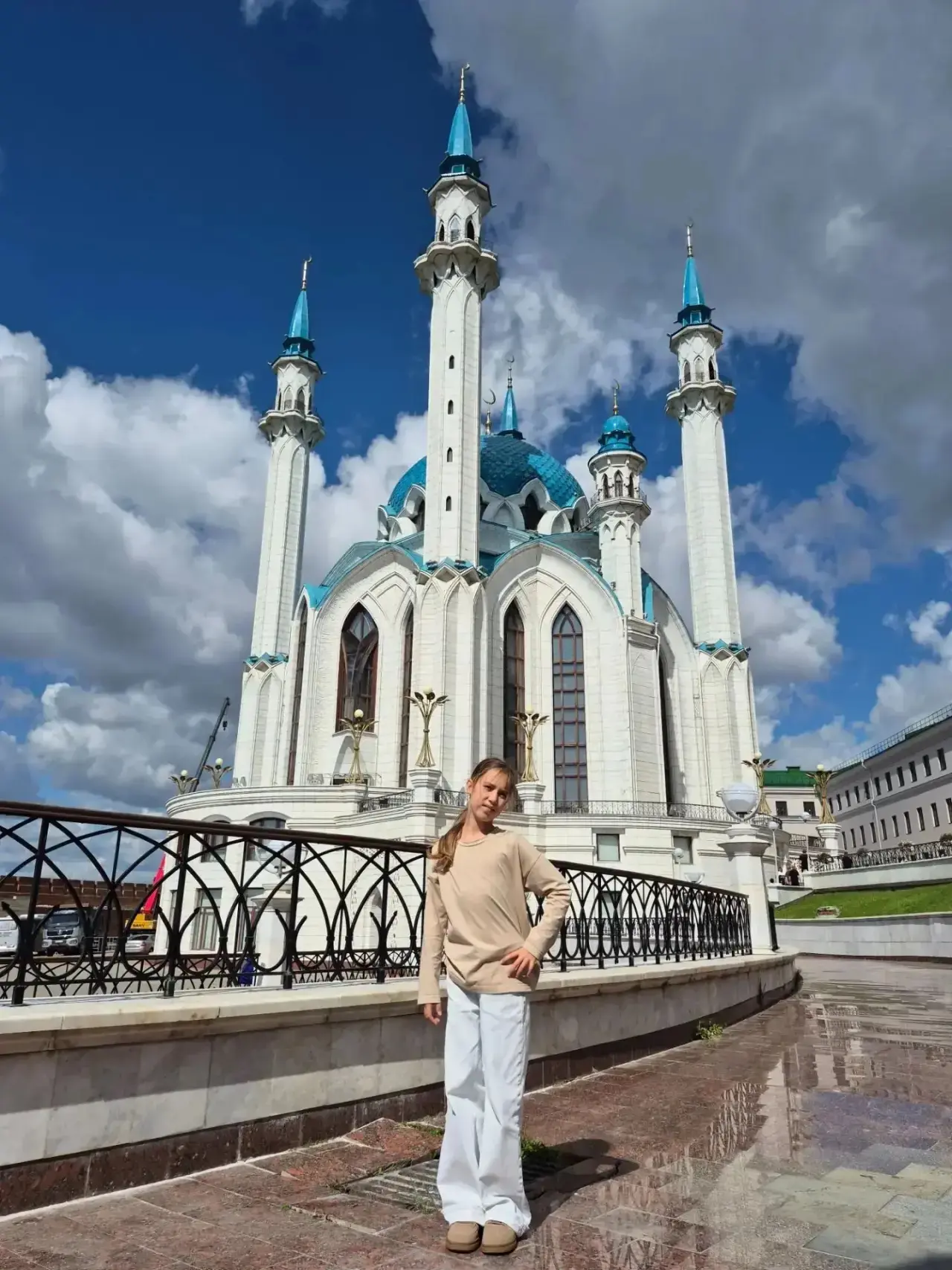 Ученица 2 "А" класса, Афанасьева Анастасия, вместе с сестрой Афанасьевой Софией, учениц...