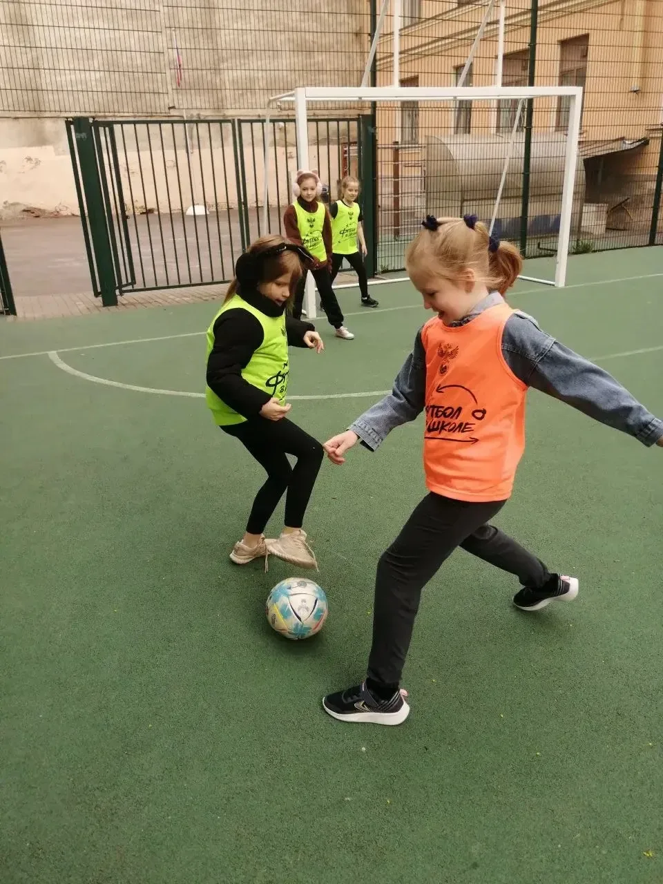 ⚽️ Девочки вторых классов показали, что футбол — это про драйв, дружбу и победу!