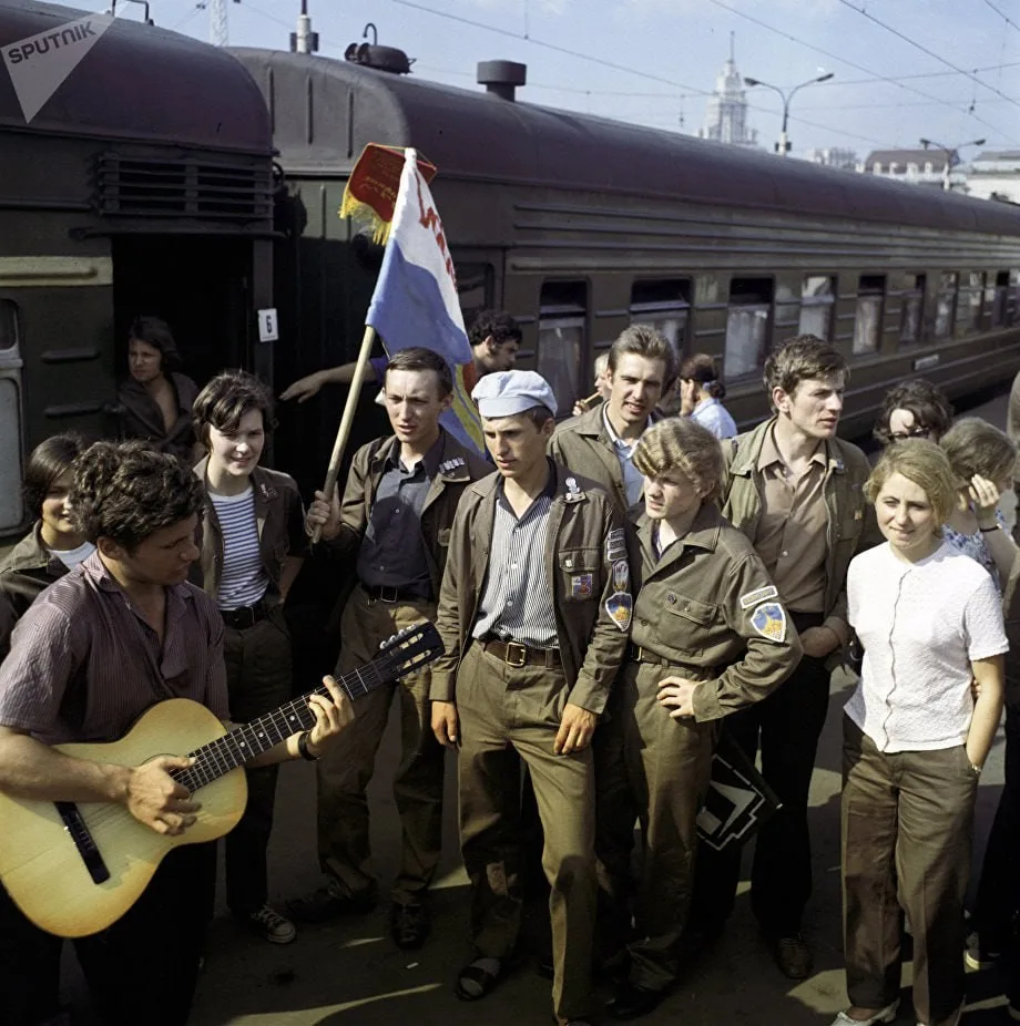 Москва, 1973 год. Стройотряд МГУ перед дорогой в Казахстан. Чемоданы, нашивки, гитара и...