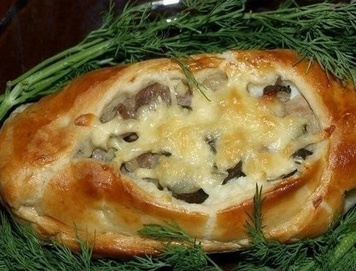 🥣 Лодочки из слоёного теста с мясом, картошкой и огурчиками — сытно и просто бомбически вкусно 😘  🔖 