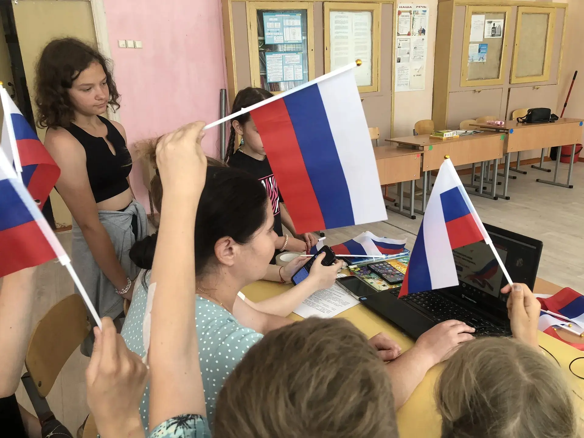 Сегодня наши сердца наполнились гордостью: ребята из летнего лагеря «Патриот» (на базе Красновской ш