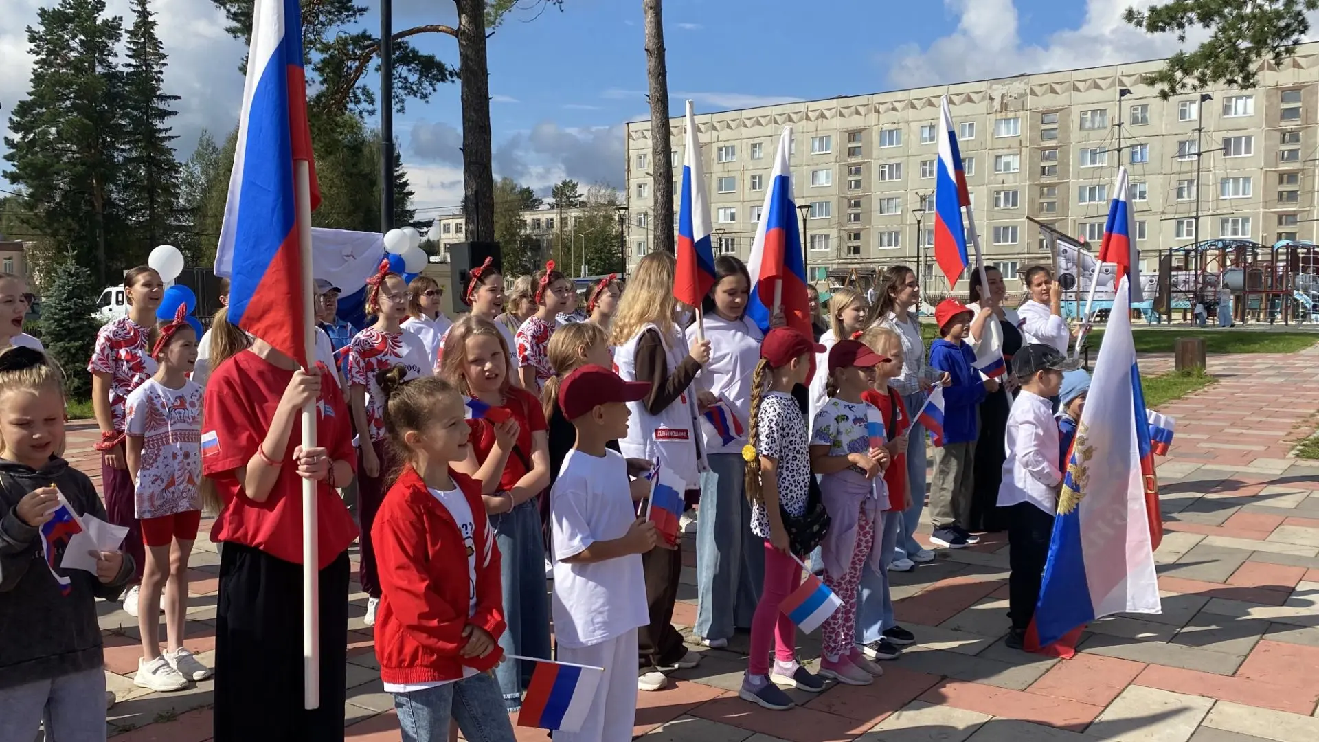 Сегодня дети, родители, учителя школы присоединились к общегородскому флешмобу в Сквере...