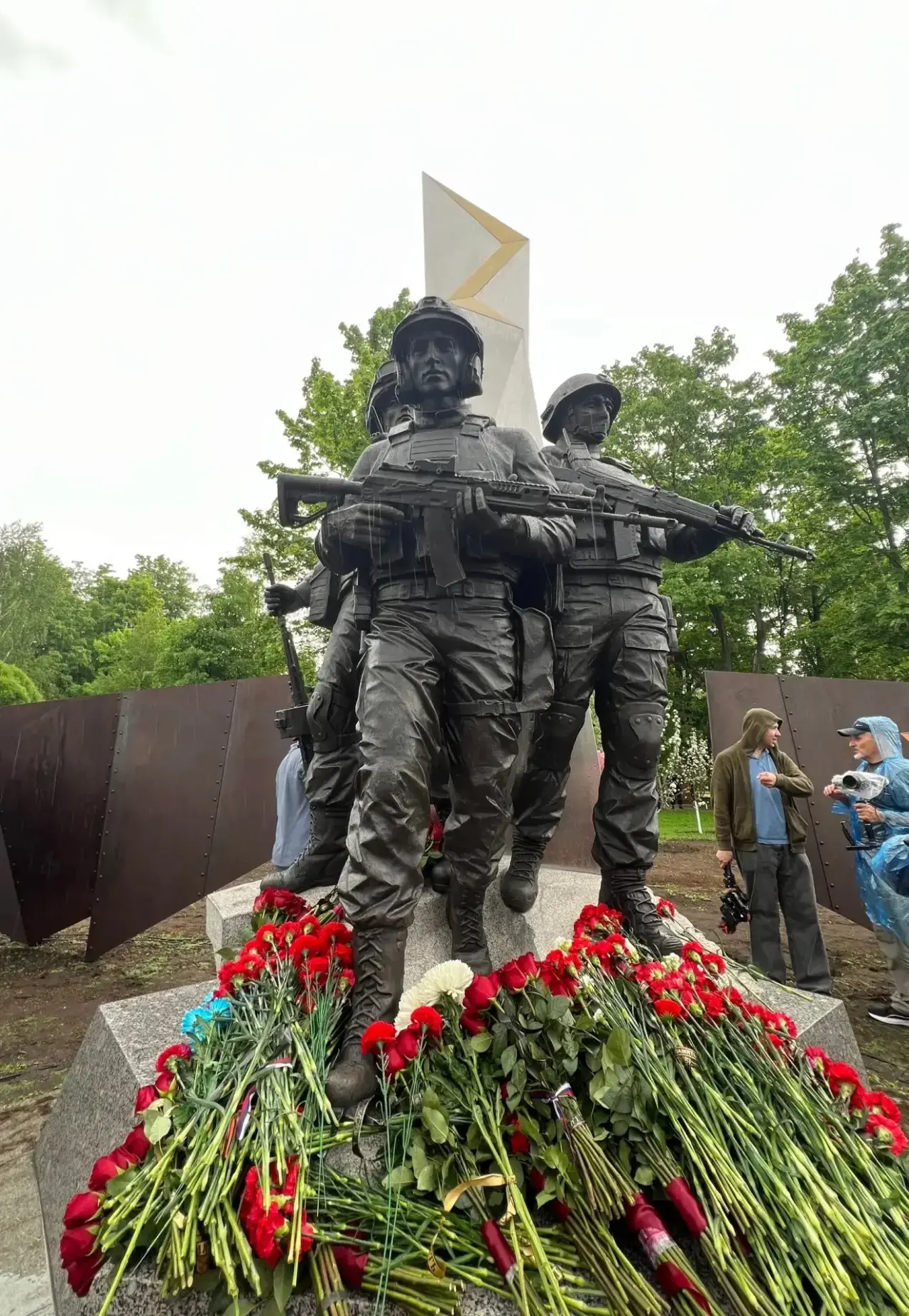 В Великих Луках открыли мемориал славы Героям специальной военной операции  В Великих Луках состояло