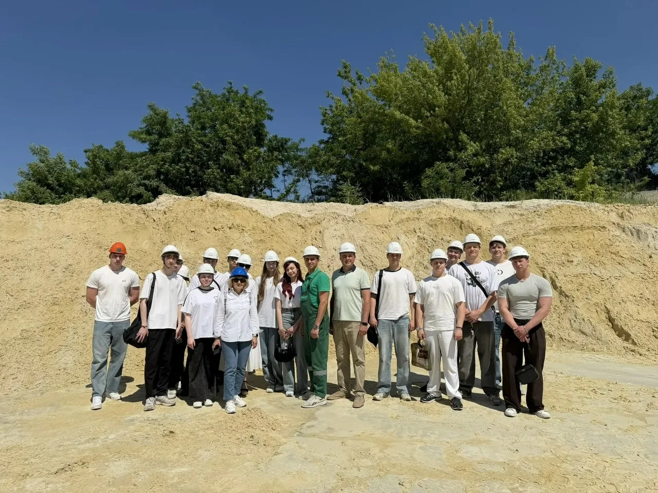 Студенты БГТУ им. Шухова посетили завод «АэроБел» 🏭🧱

Для студентов кафедры строительства и городс
