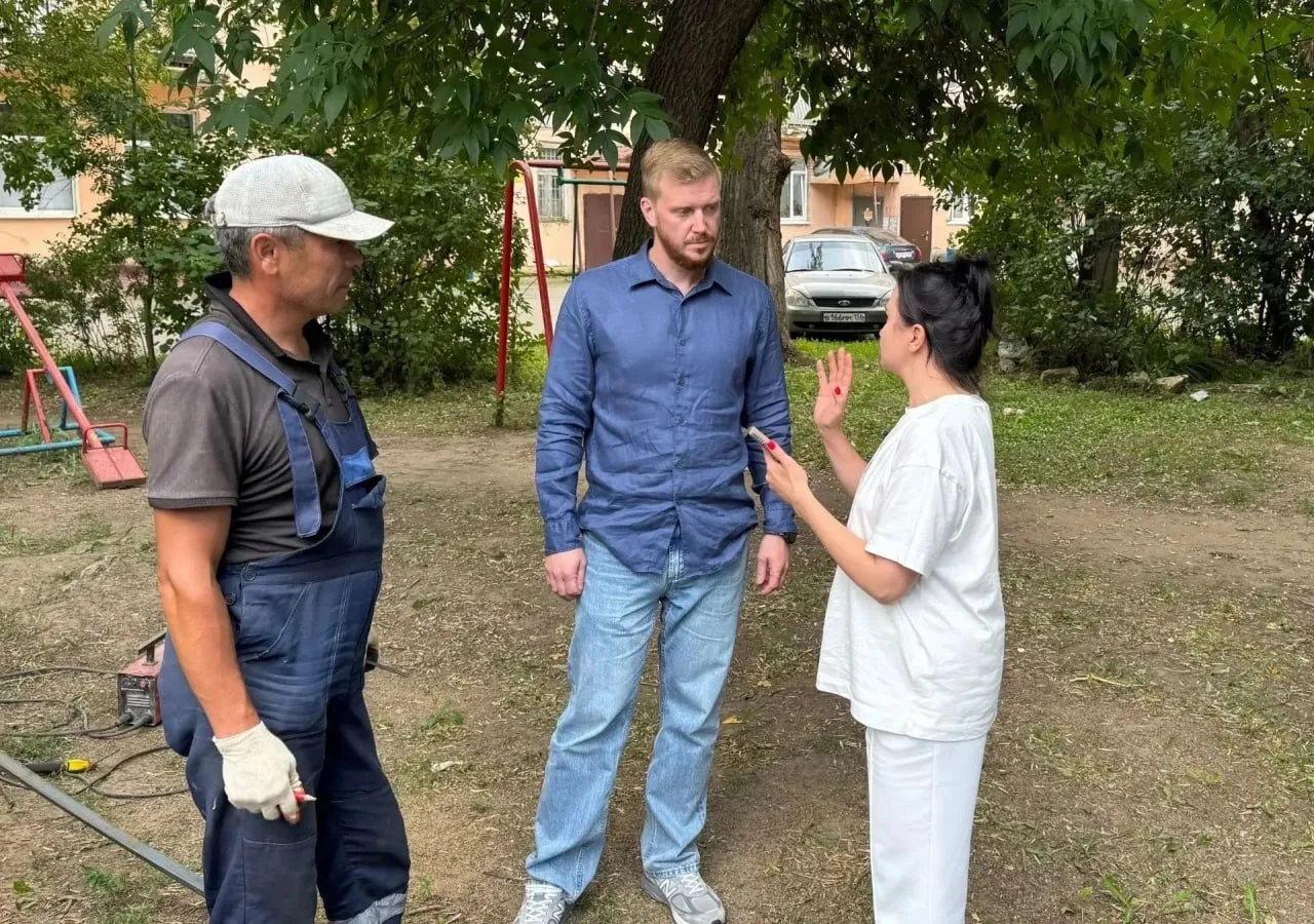 Депутаты проинспектировали восстановление хоккейного корта на проспекте Братьев Коросте...