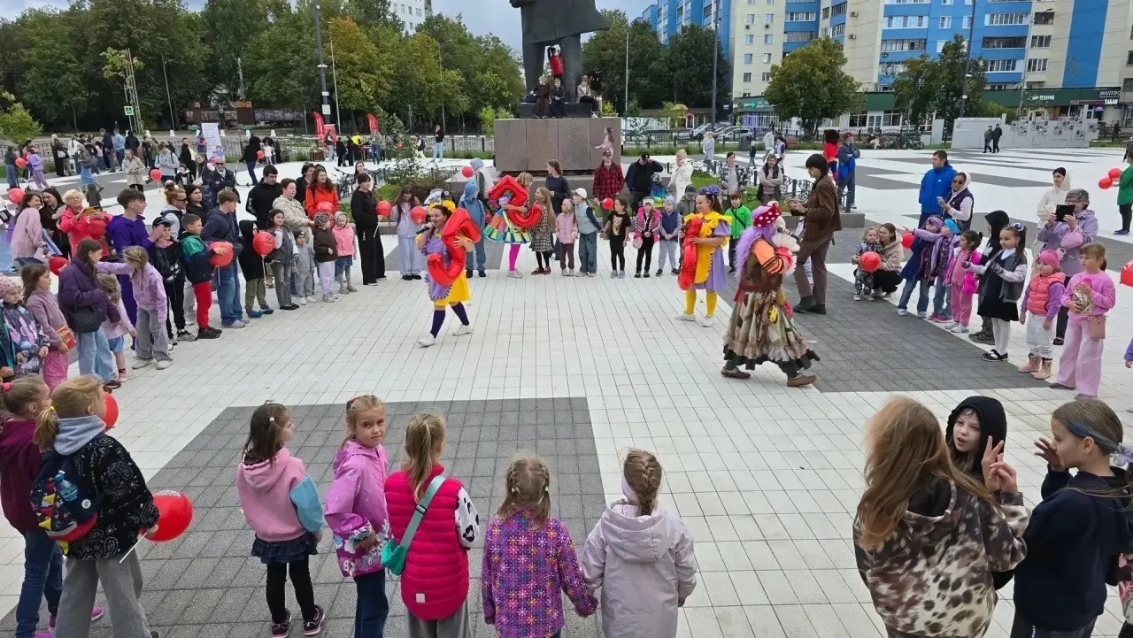 На площади Ленина прошло красочное представление с интерактивной программой, где каждый...