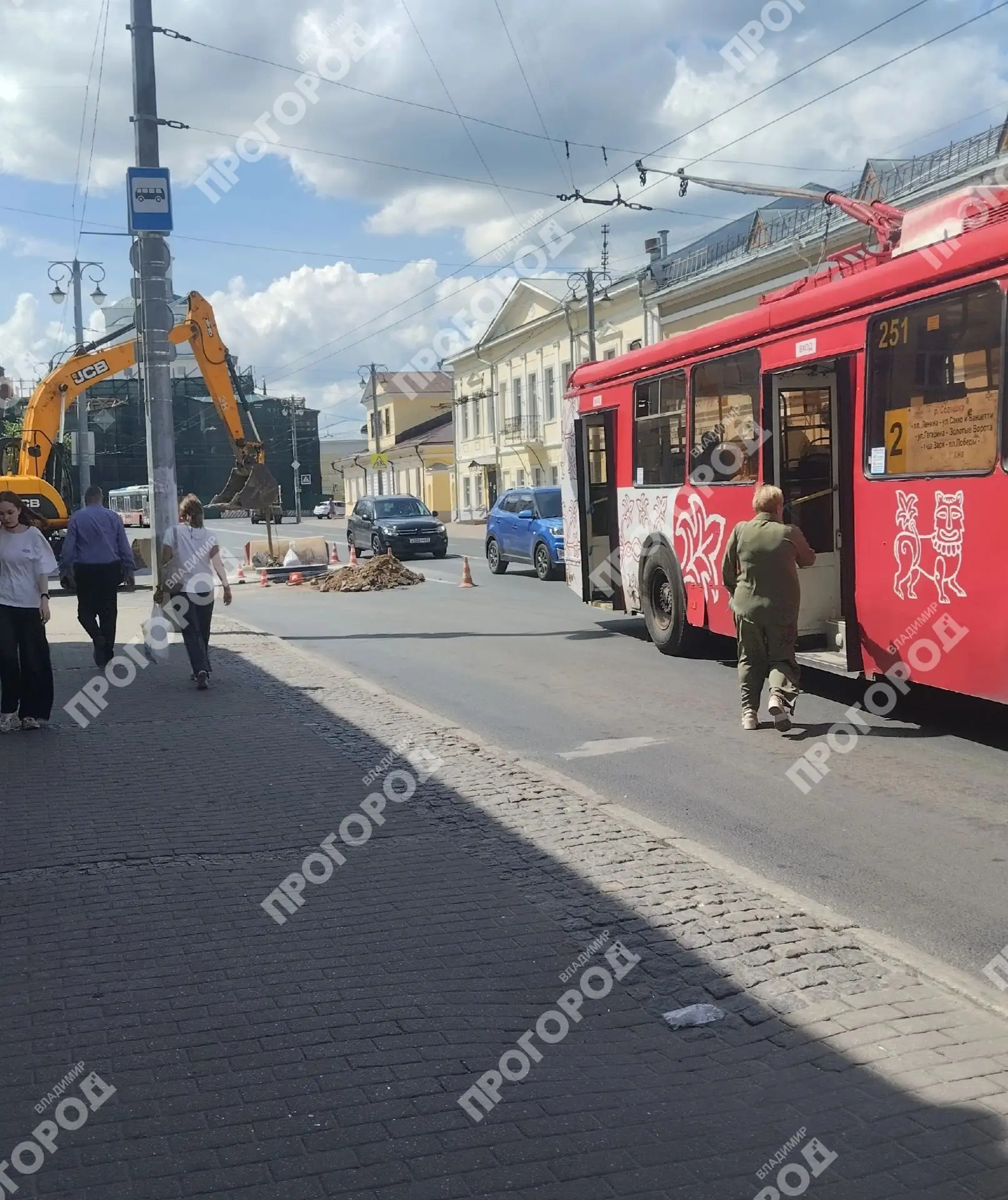От читателя: В разгар дня ремонт дорог в центре затеяли. Постепенно пробка у Золотых со...