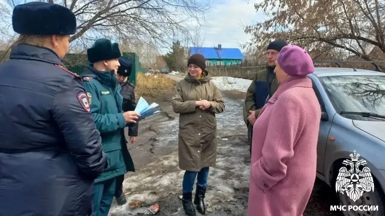 🚨 Паводок не прощает ошибок — будь готов заранее!  В период ледохода на реке Кондома сотрудники Осин