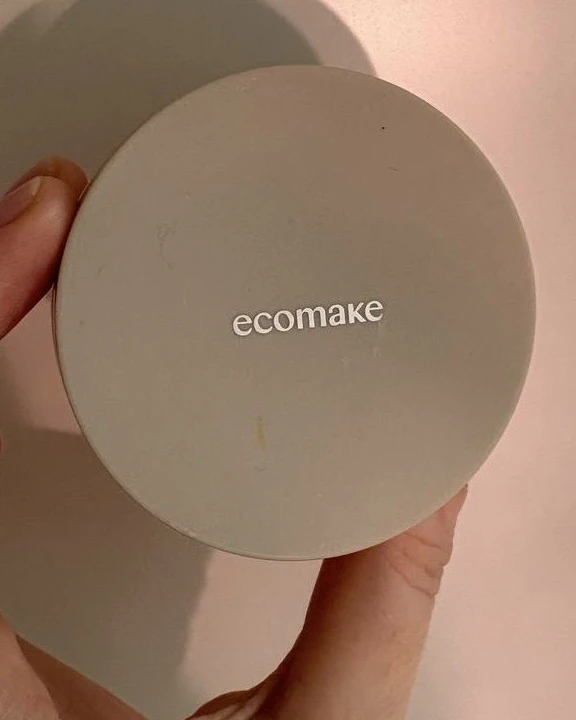 Отзыв на минеральную основу Ecomake от Светы Колчановой. Далее цитирую:

«Тестировала несколько дней