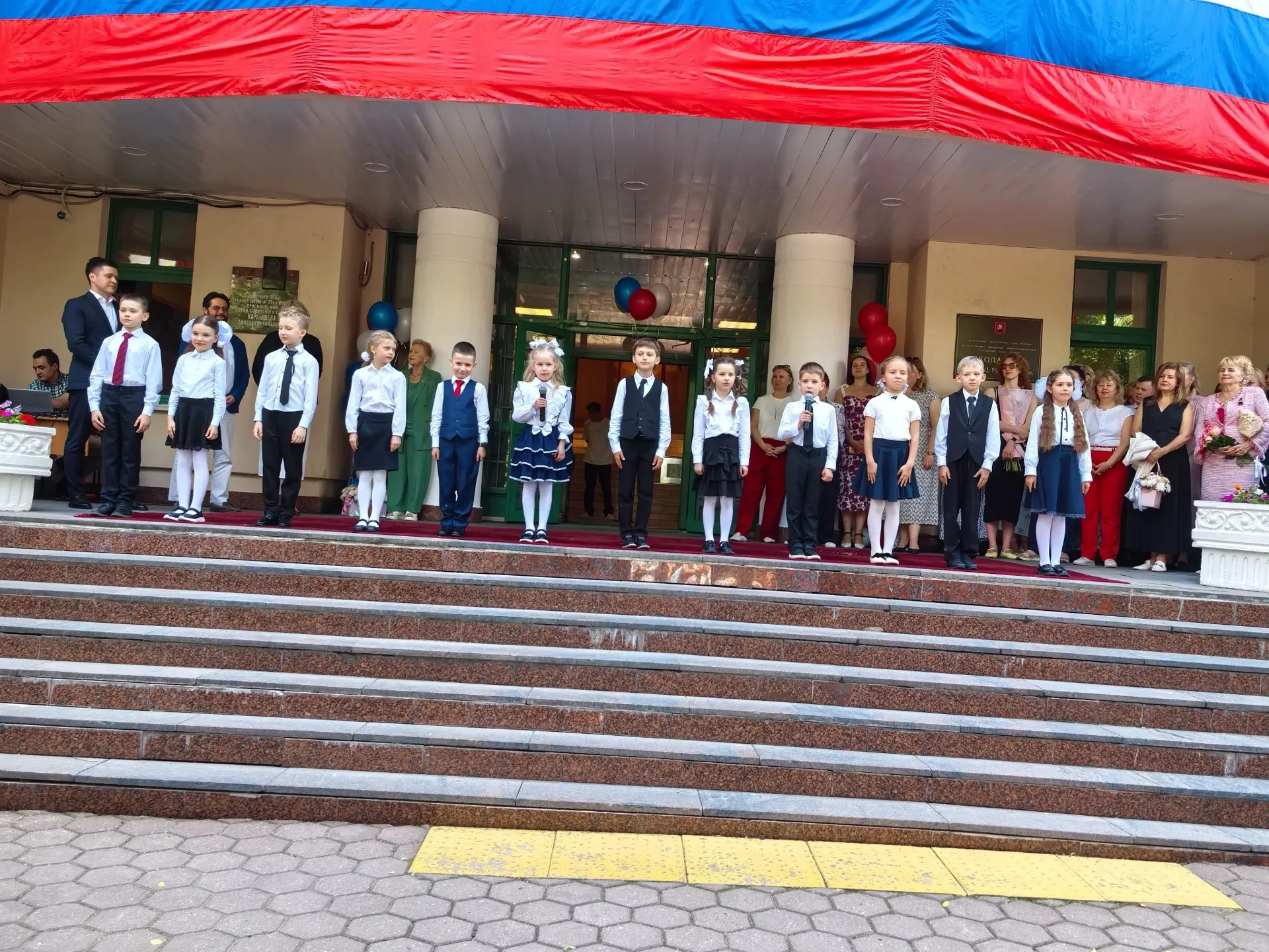 🎓 Для 186 выпускников нашей школы вчера прозвенел последний звонок.  💫 Традиционная встреча родителе