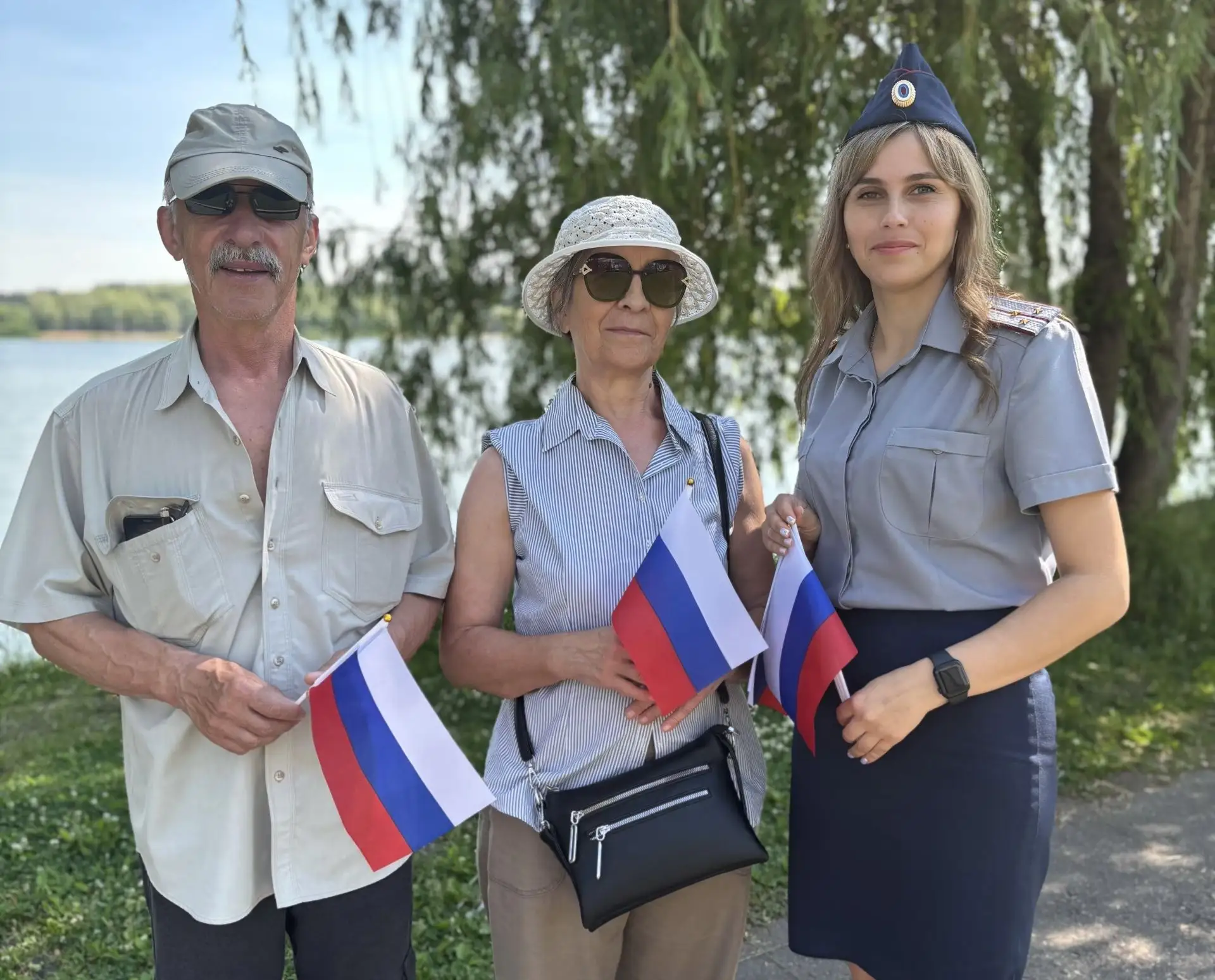 Сотрудники ИК-7 УФСИН России по Пензенской области присоединились к акции «Российский триколор»

В п
