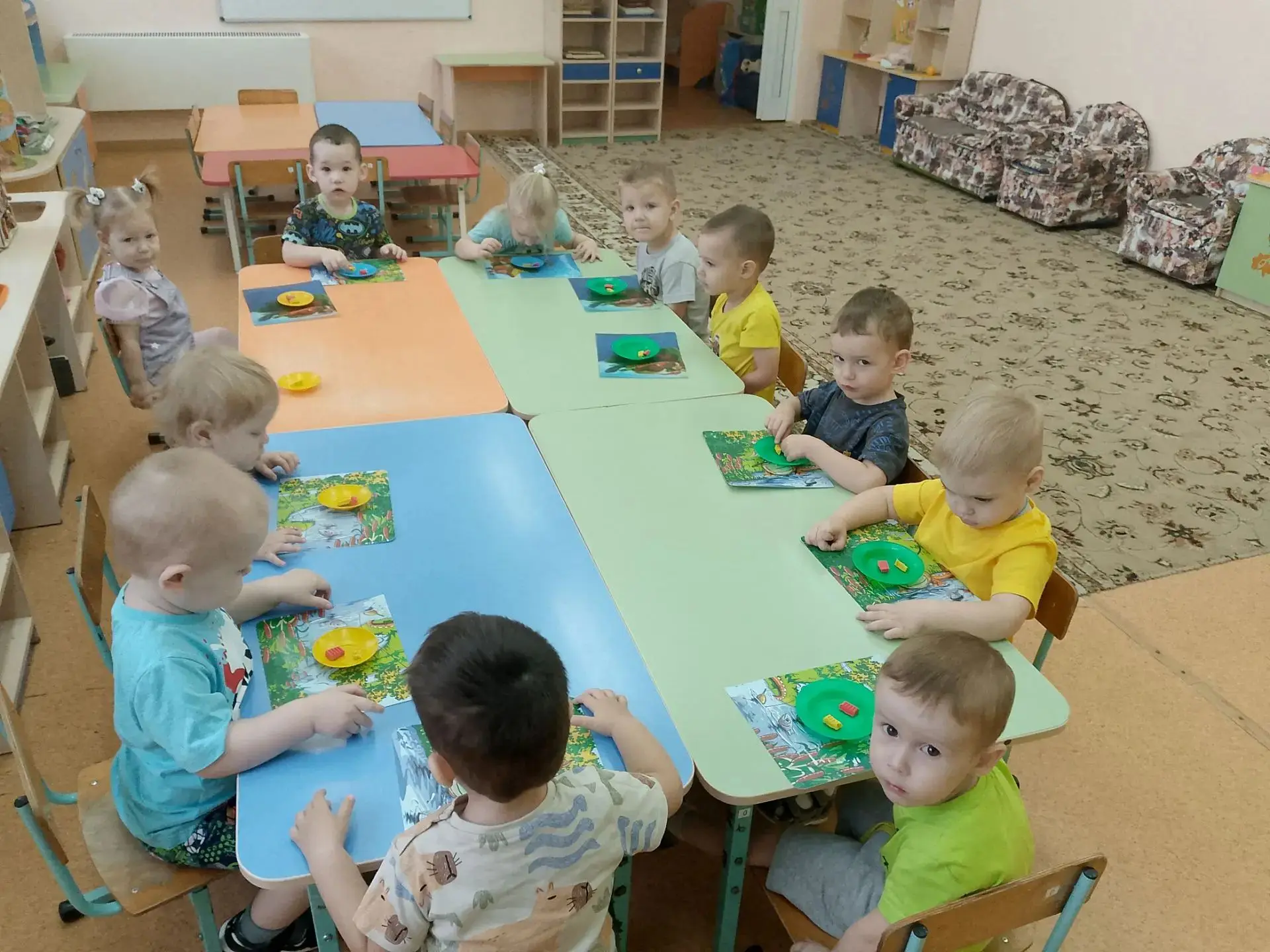 В группе «Радуга» кипела работа! 🍎🐰 Мы помогали зайчику, который остался без угощения...