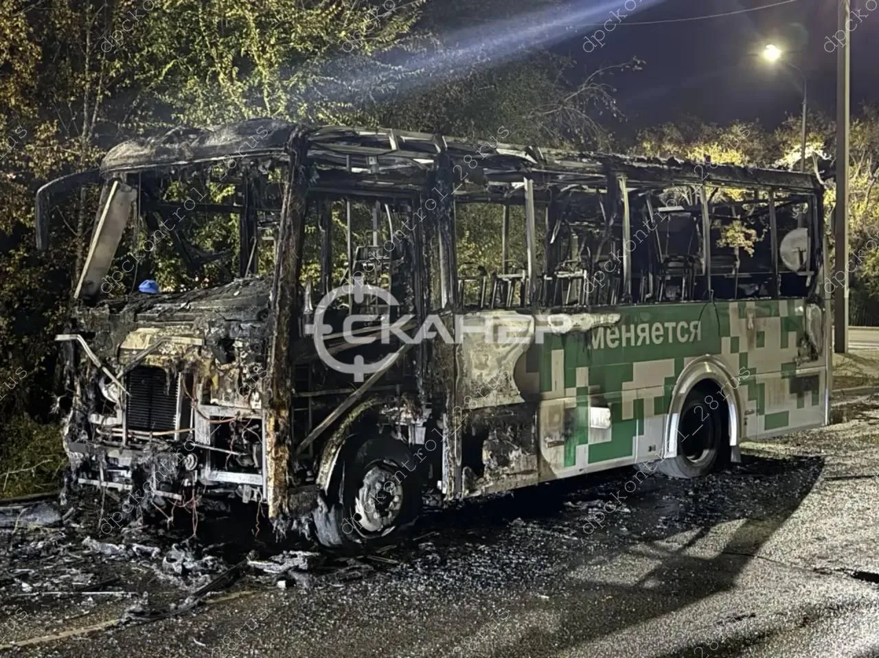 🔥Вечером 4 октября в Благовещенске загорелся автобус. Происшествие случилось недалеко ...