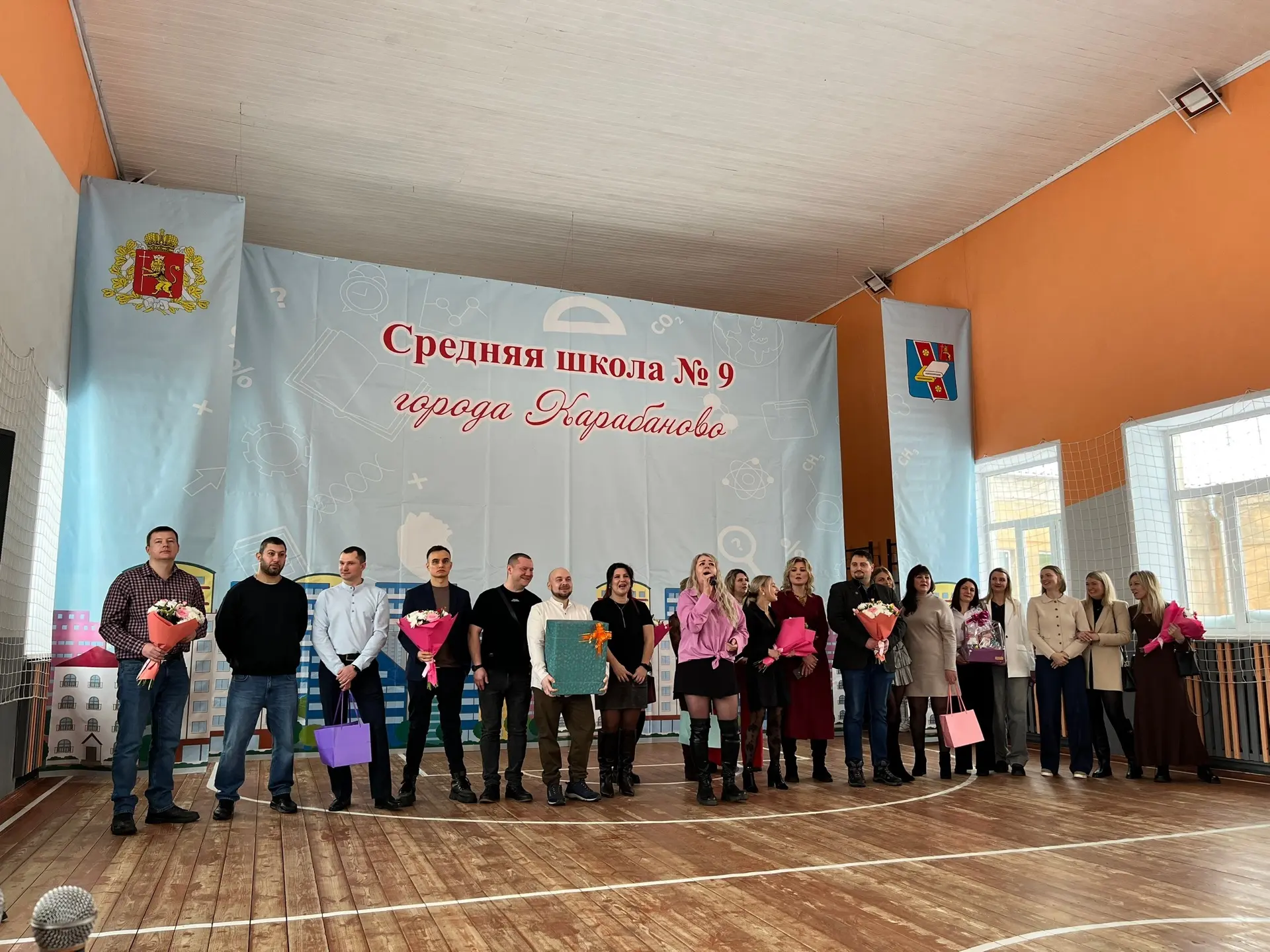 ВЕЧЕР ШКОЛЬНЫХ ДРУЗЕЙ   🧑‍🎓 В субботу в школе прошёл тёплый и душевный вечер встречи выпускников.  ❤