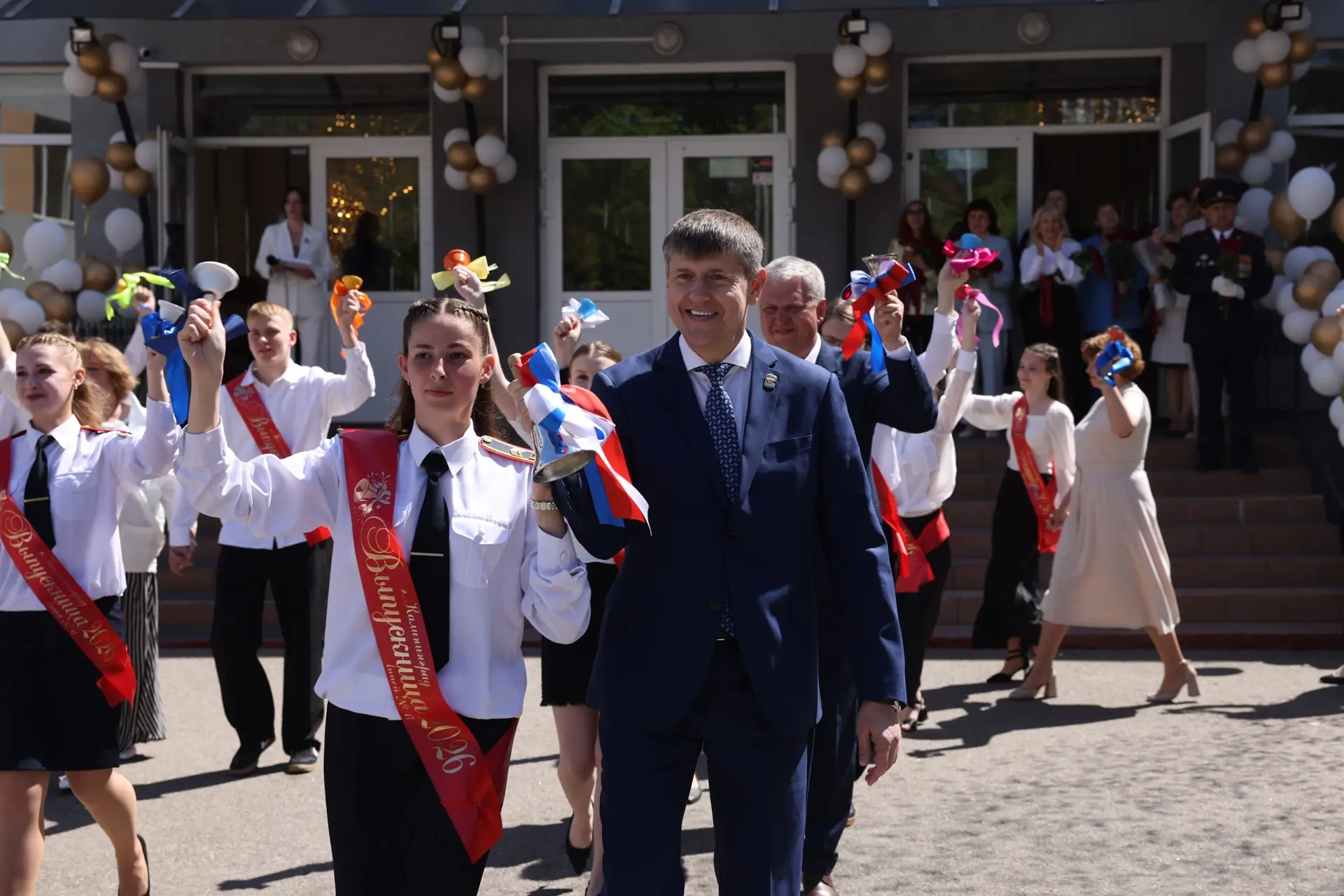 С лицеем №17 меня связывает давняя дружба. Каждый год с особой радостью посещаю торжественные линейк