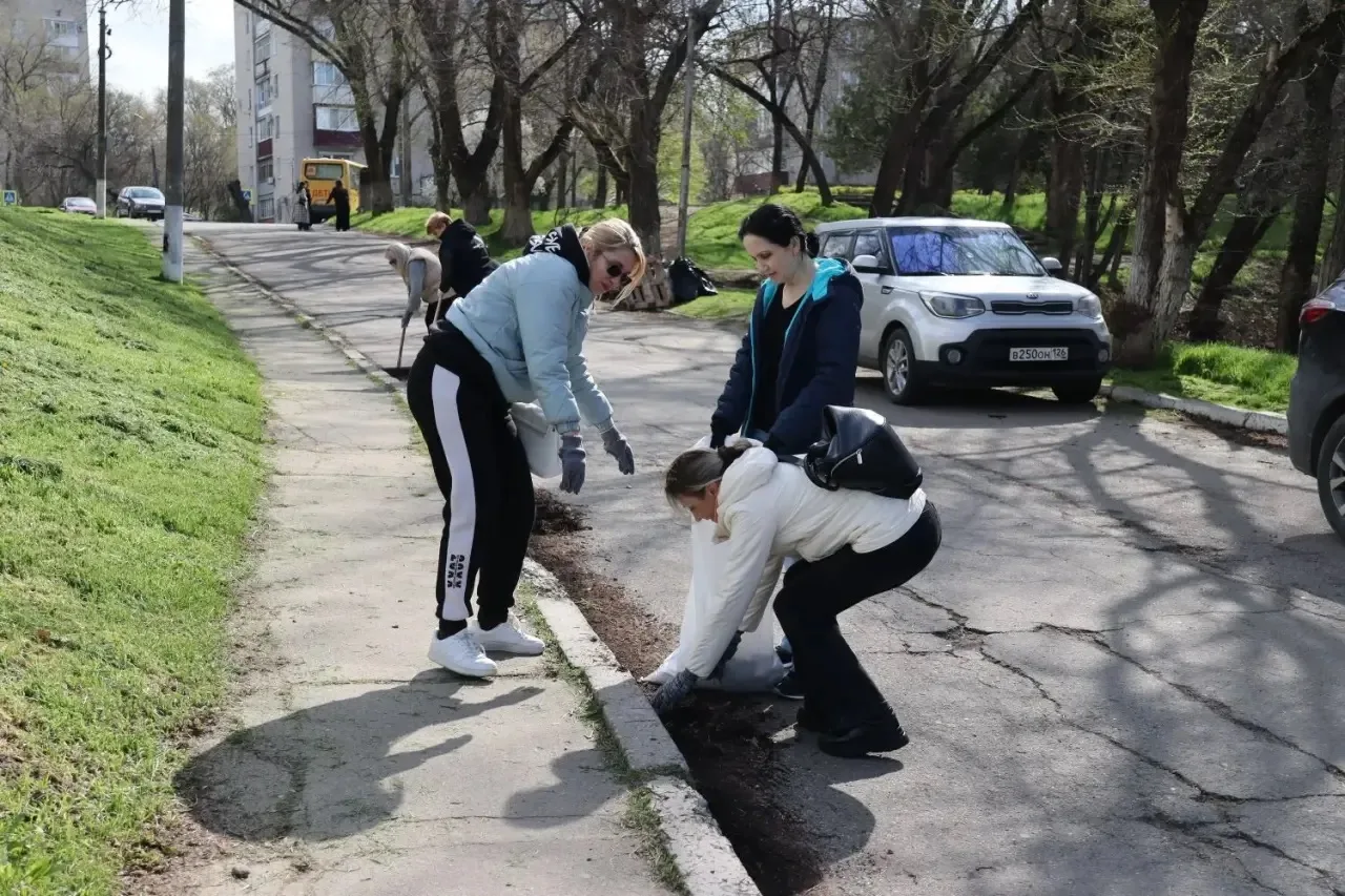 Чистый город к светлому празднику!  В преддверии праздника Великой Пасхи студенты и преподаватели НГ