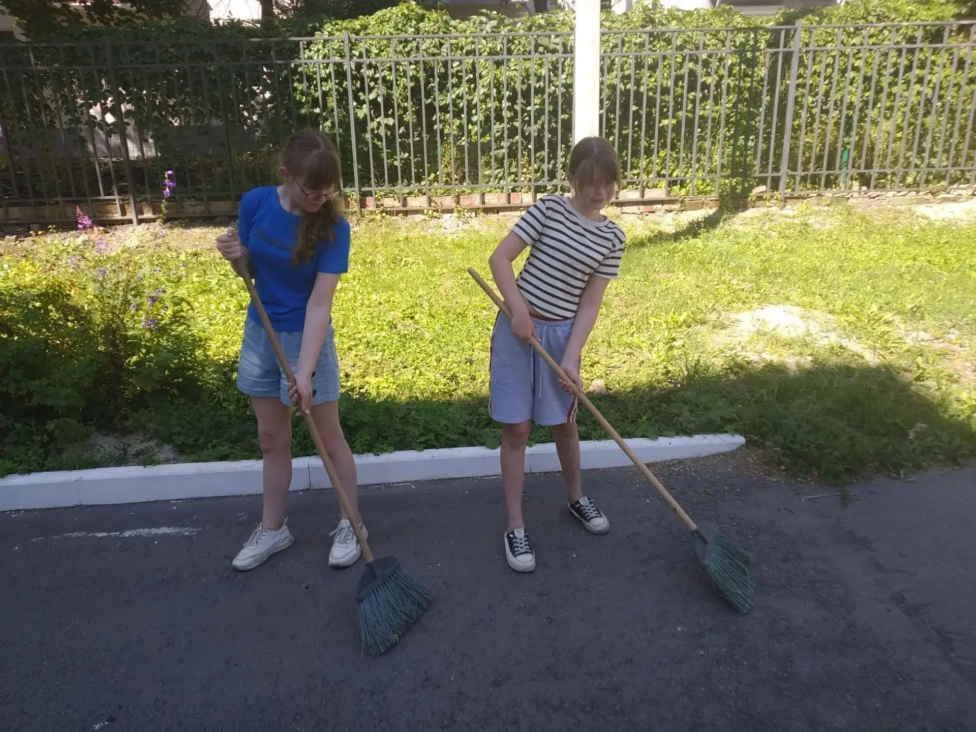 Сегодня на отработке мы не просто подметали — мы наводили порядок. Не только в школьном дворе, но и 