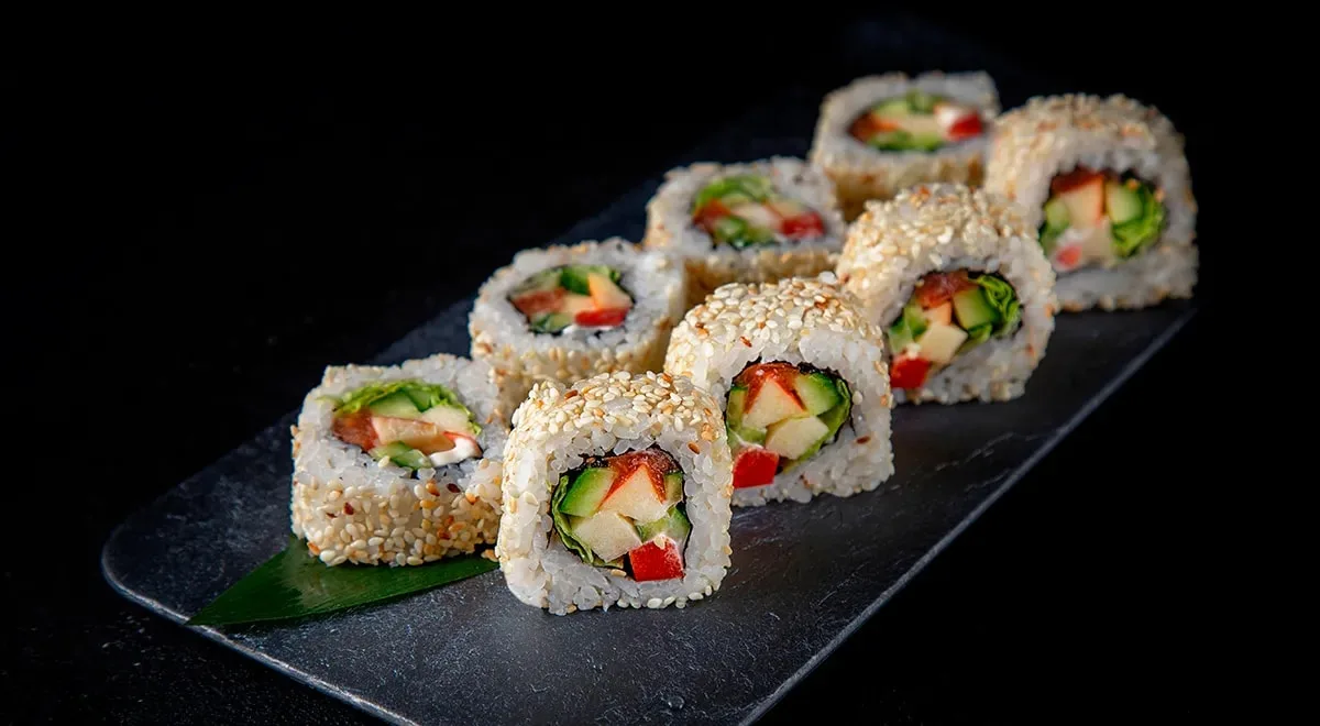 🍣 Калифорния в кунжутной корочке

Ингредиенты: 4 листа нори, 2 стакана круглозёрного риса, 2,4 стак