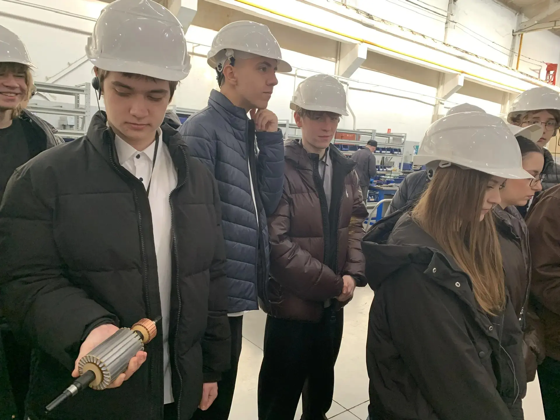 На этой неделе мы отправились в  путешествие в мир промышленности России. 🚀 Тема занятия разговоров 