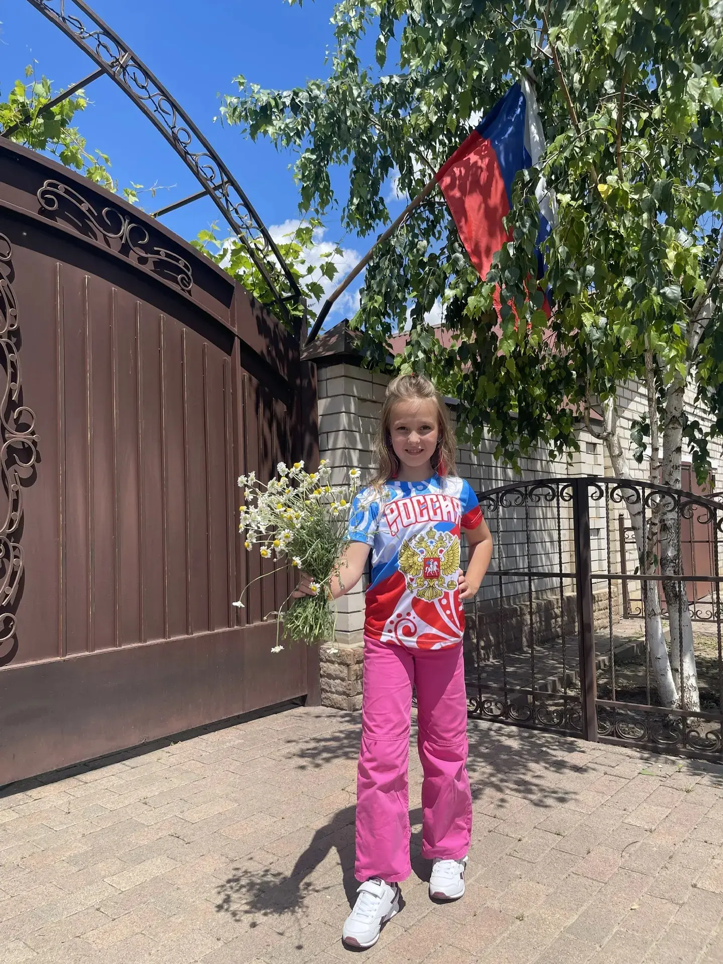 Шуракова Арина, учащаяся 2 «А» класса приняла участие в Акции «Флаги России».