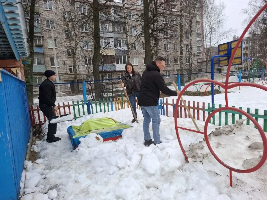 Спасибо всем, кто принимает участие в субботнике! ❄️🌱Дружно ворошить снег и наводить п...