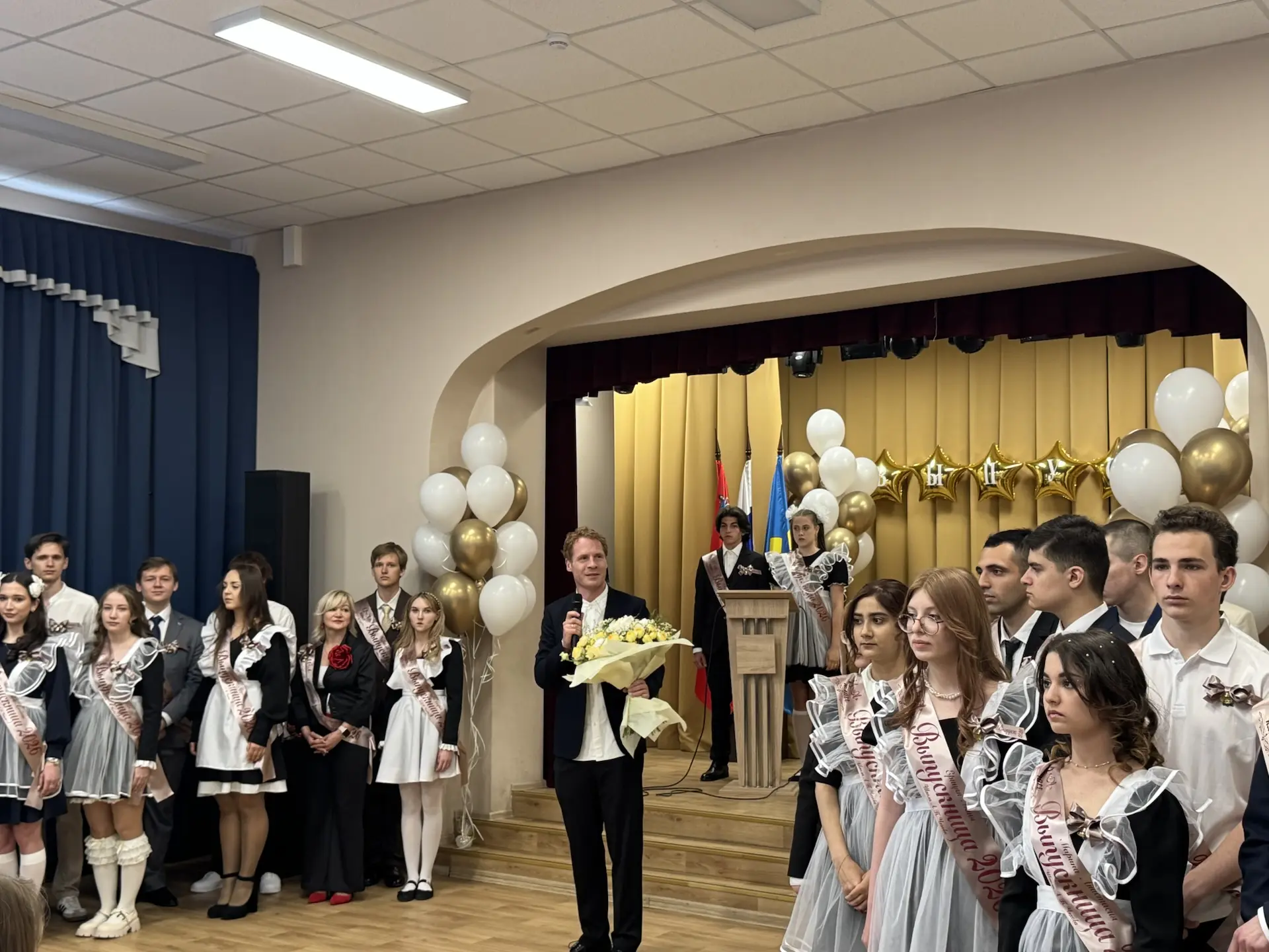 Вот и прозвенел последний звонок для выпускников 11-го «А» класса МОУ «СОШ  имени А. П.Чехова», симв