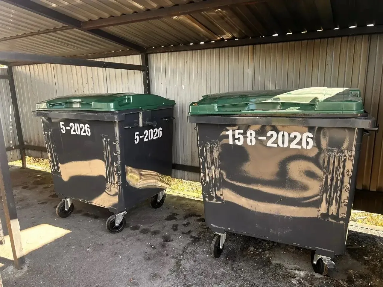 ♻️Приобрели новые контейнеры для сбора отходов: 250 штук объёмом 1,1 куб. м и 96 больши...