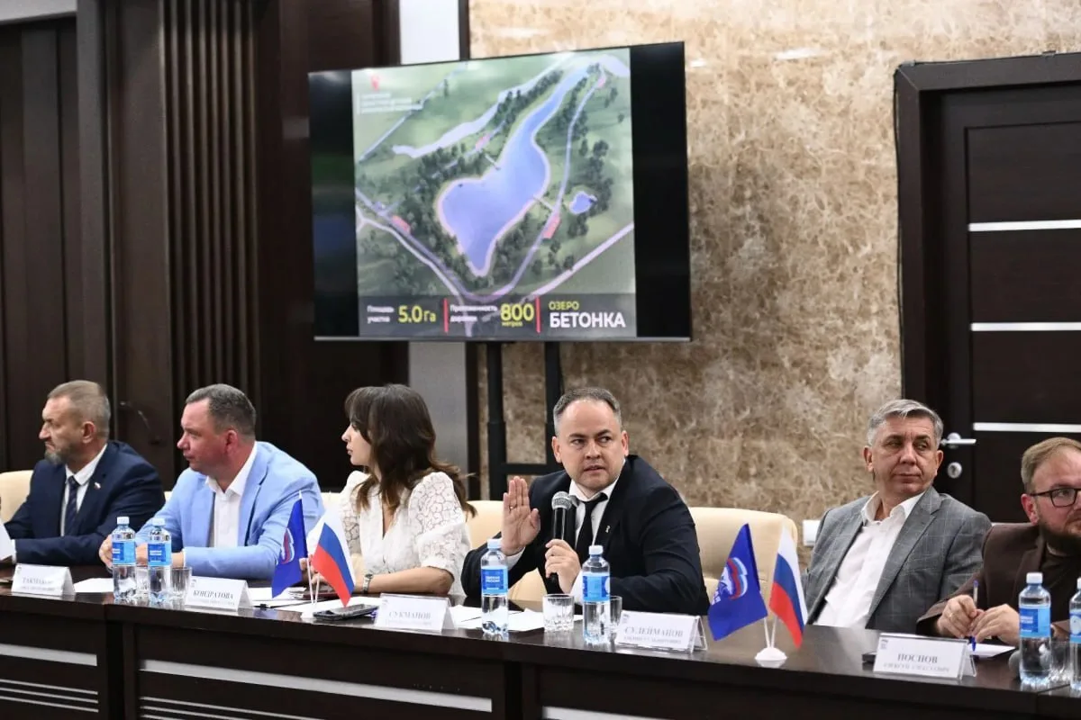 Депутат Единой России предлагает проект благоустройства озера «Бетонка».

В ходе встречи губернатора