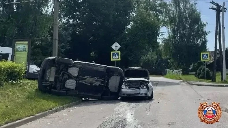 В Ржеве на Предтеченской улице произошло ДТП с пострадавшими. 🚗 Один из автомобилей оп...