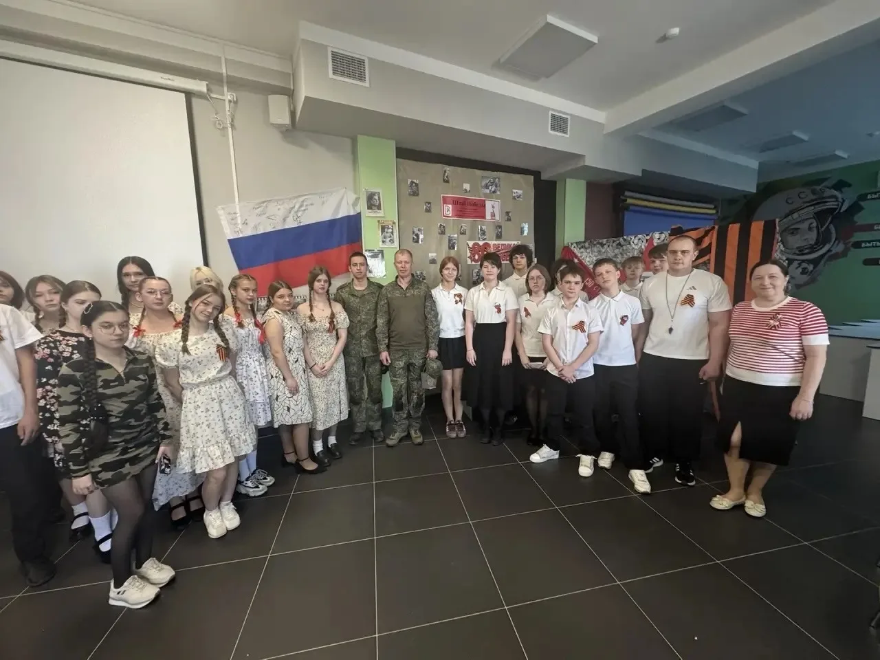 Равнение на Героев: в нашей школе прошел Урок мужества 🇷🇺  У восьмиклассников была не просто встреча