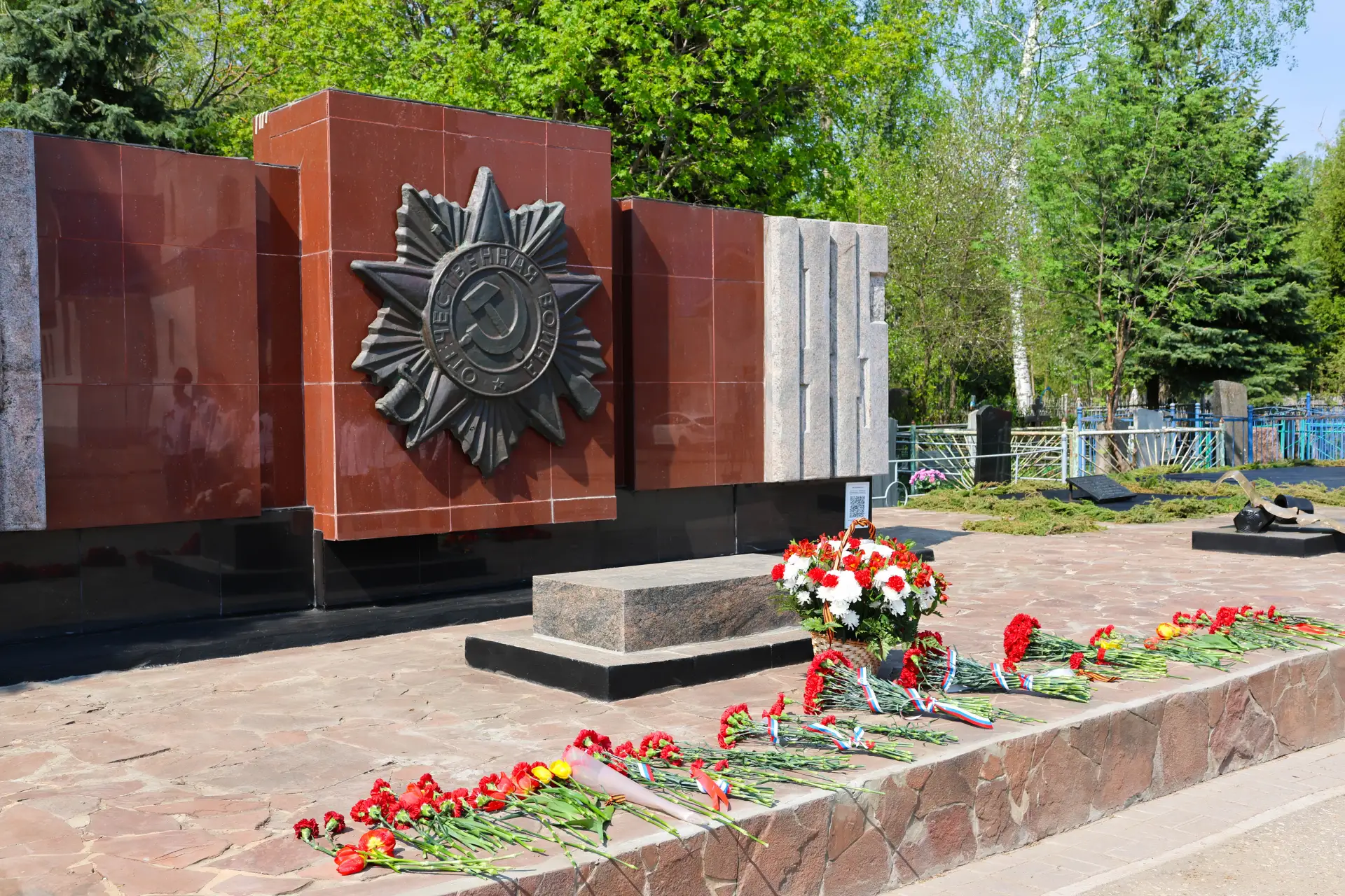 🌟 Новомосковцы почтили память героев  Накануне 81-й годовщины Великой Победы у Братской могилы на Го