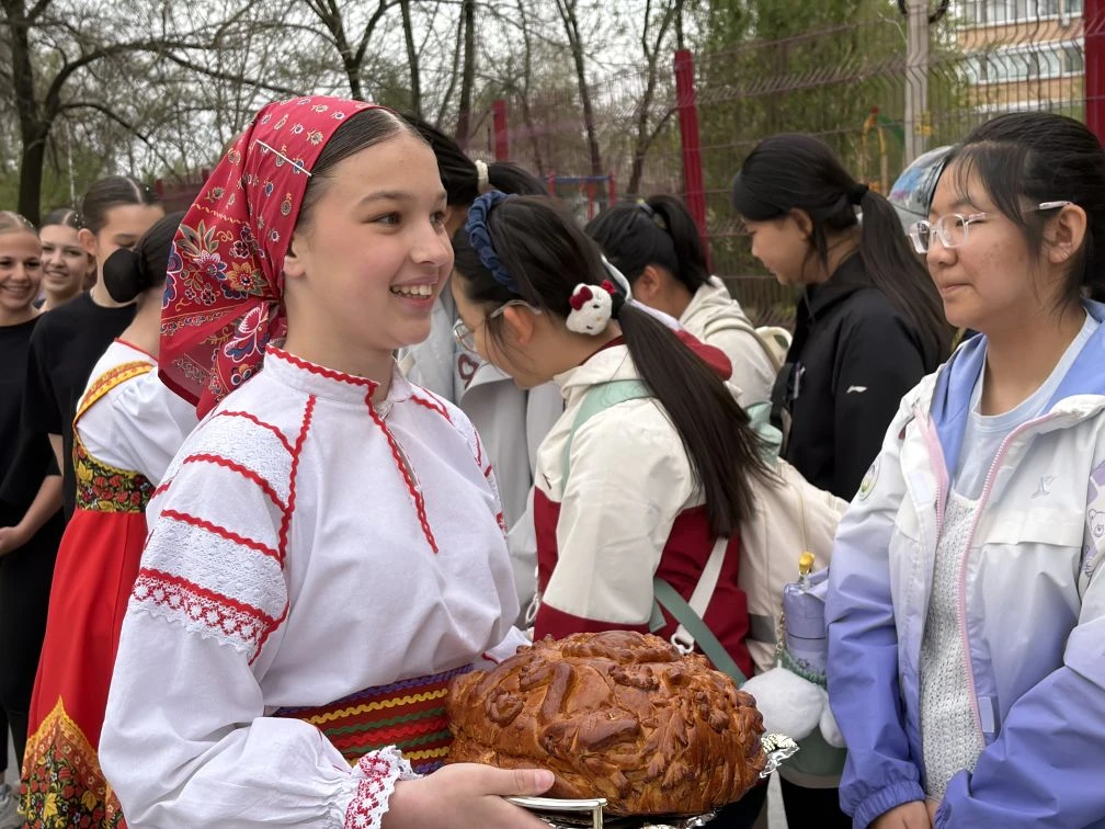 🚧 Ремонт - не помеха традициям! 🇷🇺🤝🇨🇳  Наш лицей на ремонте, но традиция обмена детскими делегациями