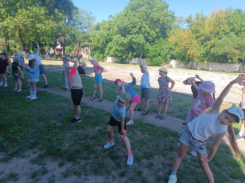 🤾‍♂️🧘‍♂️ Каждое утро в нашем пришкольном лагере начинается с зарядки. А как иначе? Ведь это заряд 