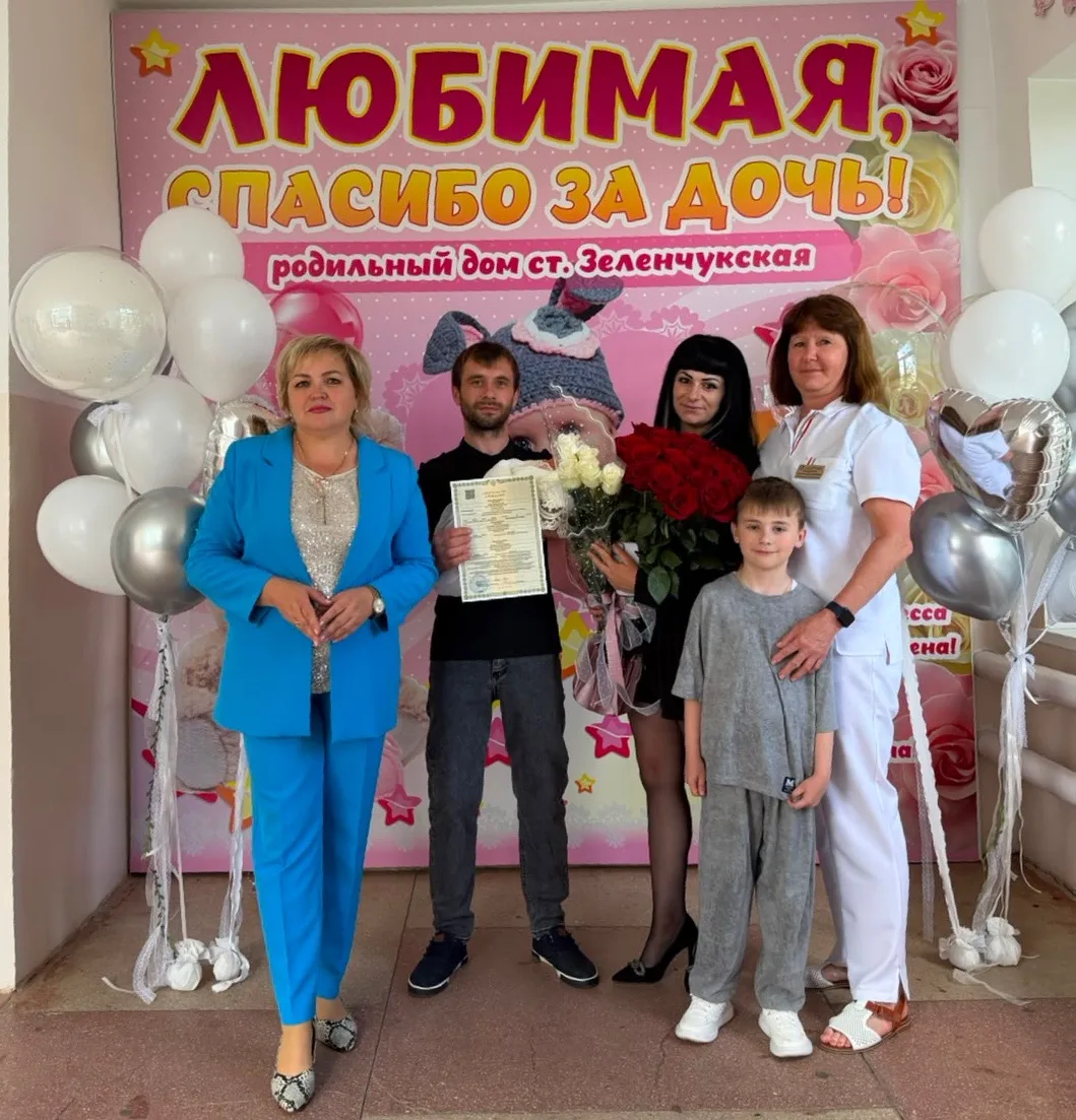Сегодня в Зеленчукском родильном отделении состоялось значимое событие — выдача сотого 💯свидетельст