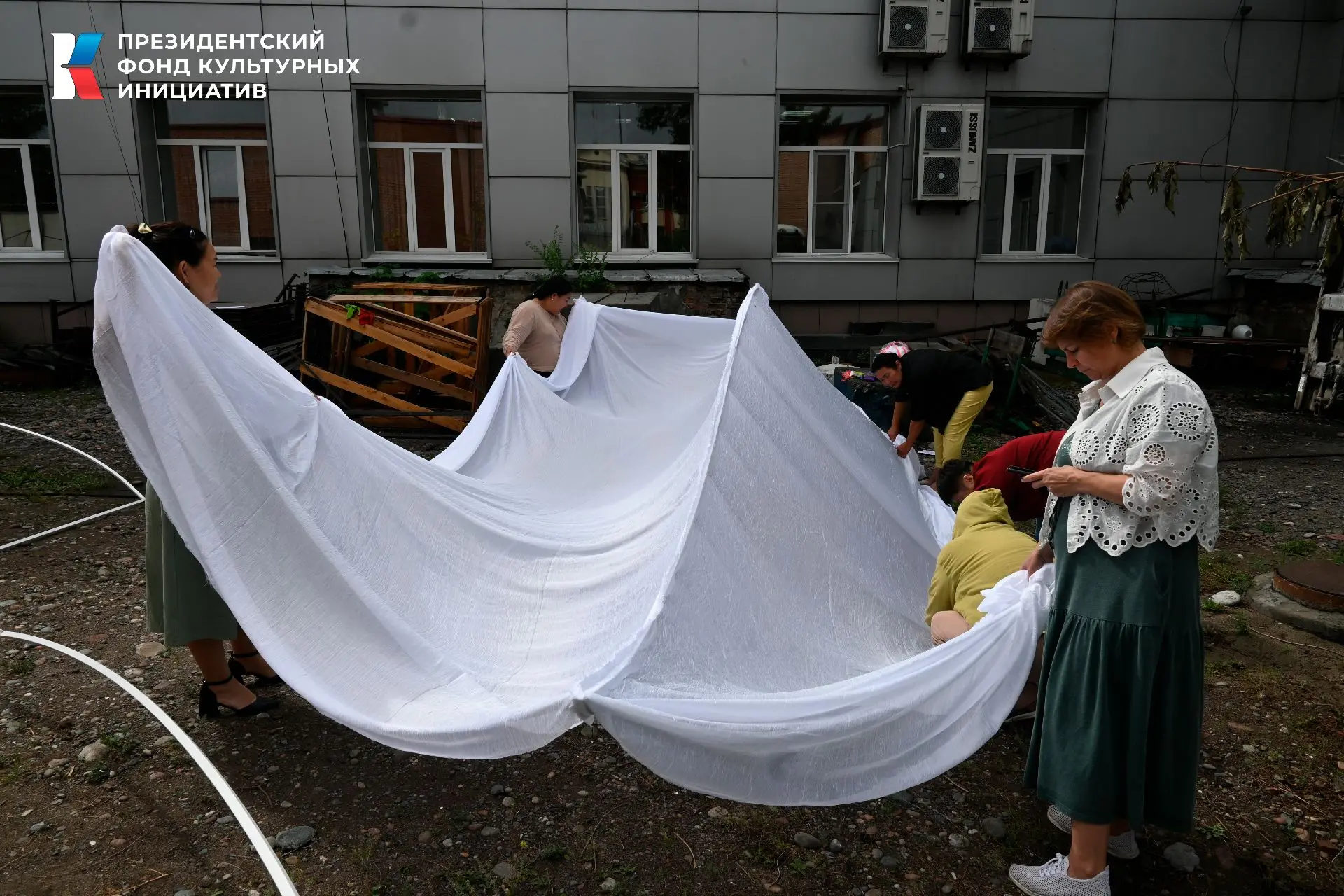 🎪 Идёт подготовка оформления к фестивалю преданий и традиций «Легенды белого лотоса»! 
 
Сотрудники