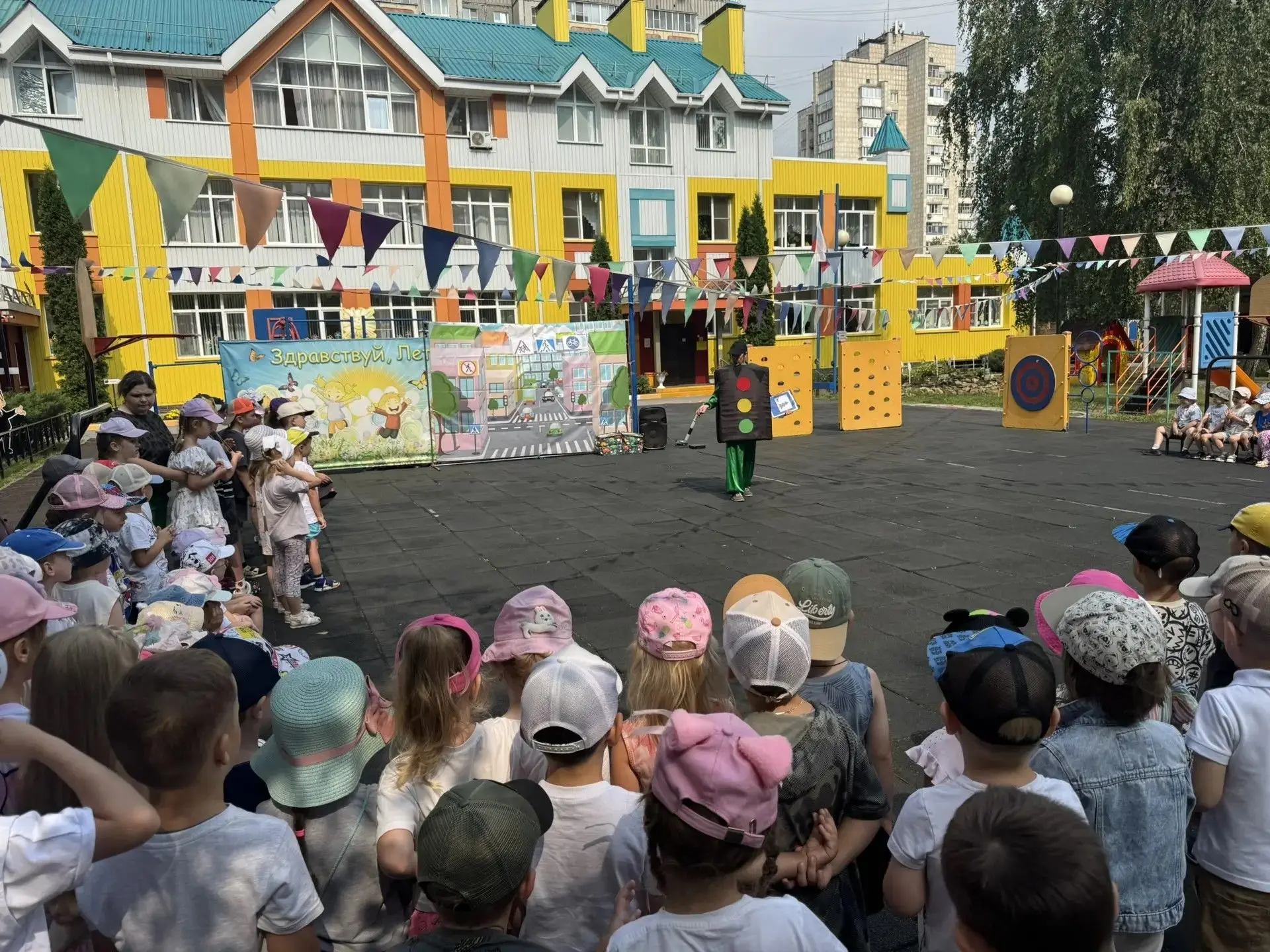 К воспитанникам в гости приехал театр на колёсах "Весёлый БобриК" с интерактивным предс...