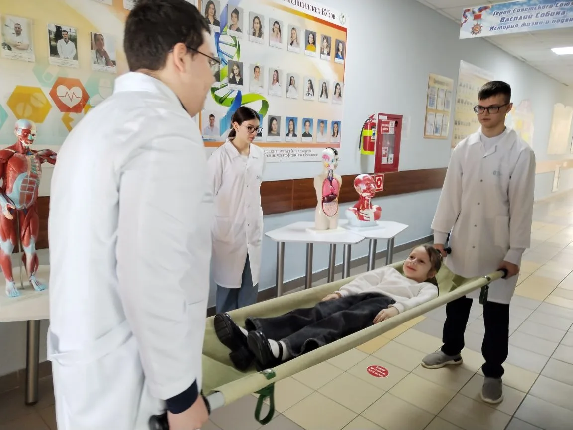 Экскурсия для дошкольников в медицинском классе🩺🩺🩺🩺🩺🩺  7️⃣апреля 2026 года обучающиеся 11 «М» класса