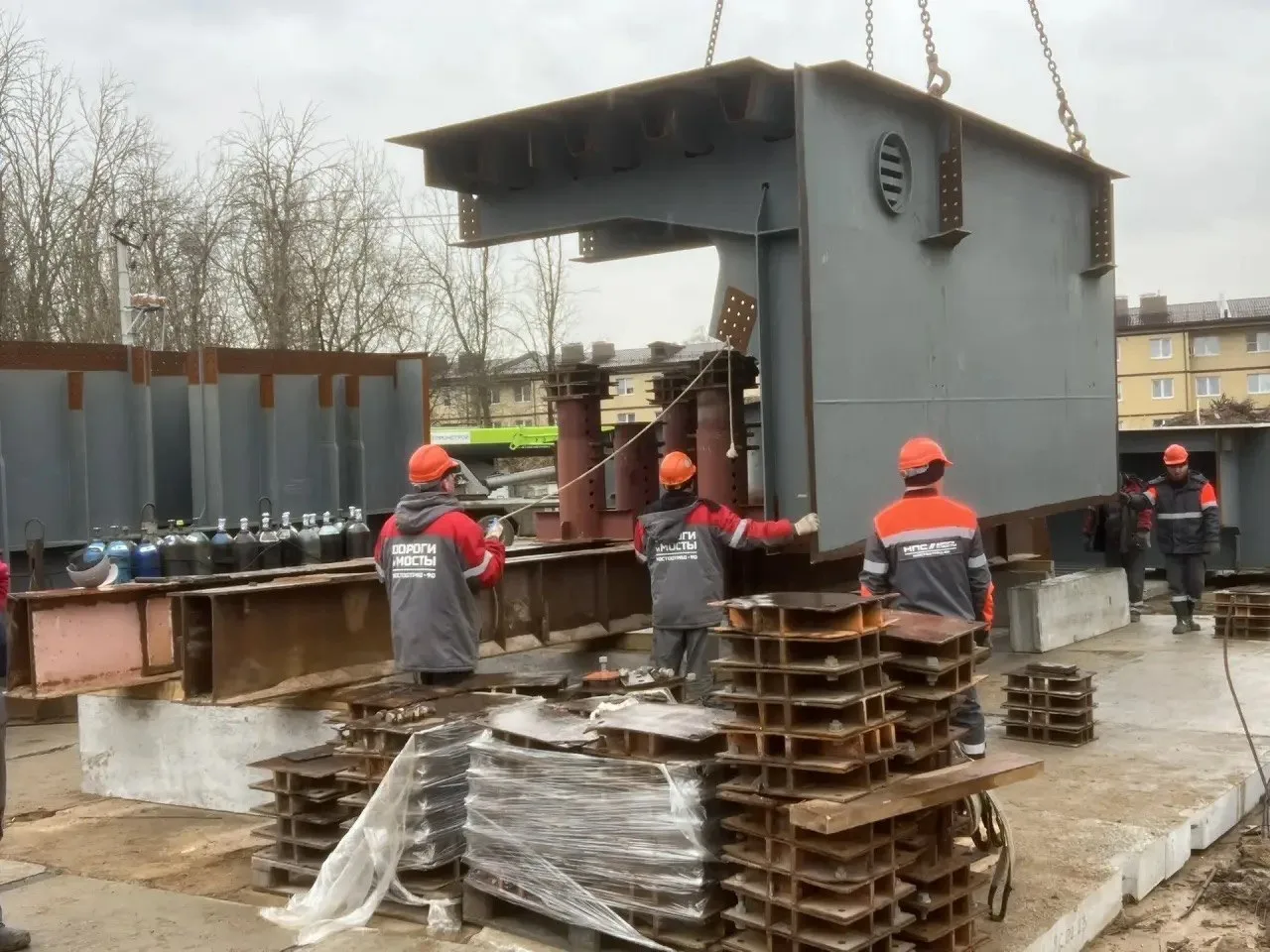 👷‍♂️ В Дмитрове на новом Рогачёвском мосту начали монтировать пролёт  На земле продолжается укрупнит