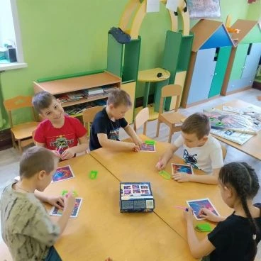 Алмазная мозаика или алмазная вышивка — вид творчества, при котором картина выкладывается круглыми с
