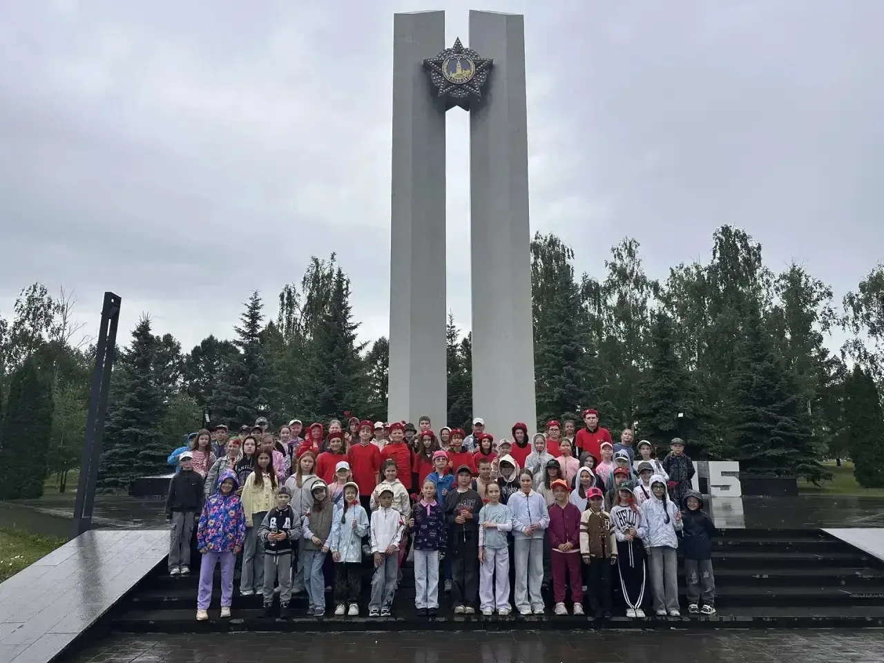 22 июня, в День памяти и скорби🕯️🎗️, воспитанники пришкольного лагеря «Мультландия» вместе с ребят