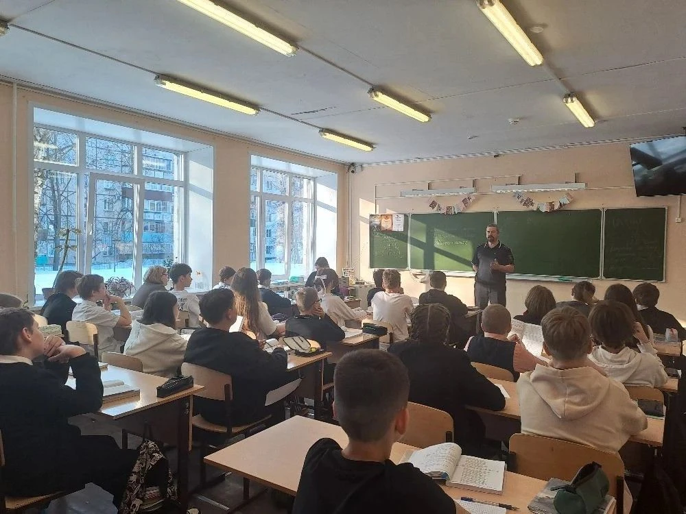🚦В преддверии весенних каникул инспектор ГИБДД Орлов А.В. провел беседу о правилах дорожного движени