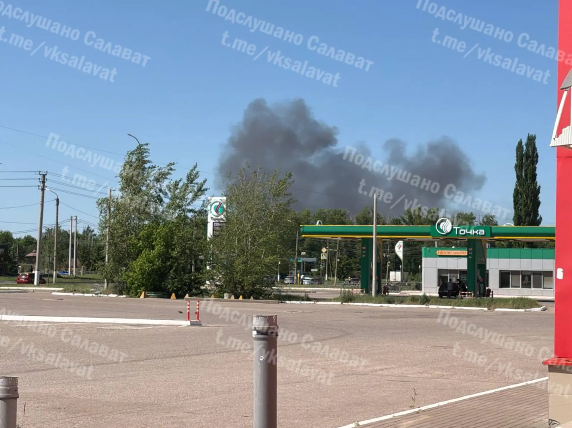 В Салавате пожар на Первомайской в гаражном кооперативе. Пожарные тушат.  Подписаться на Подслушано 