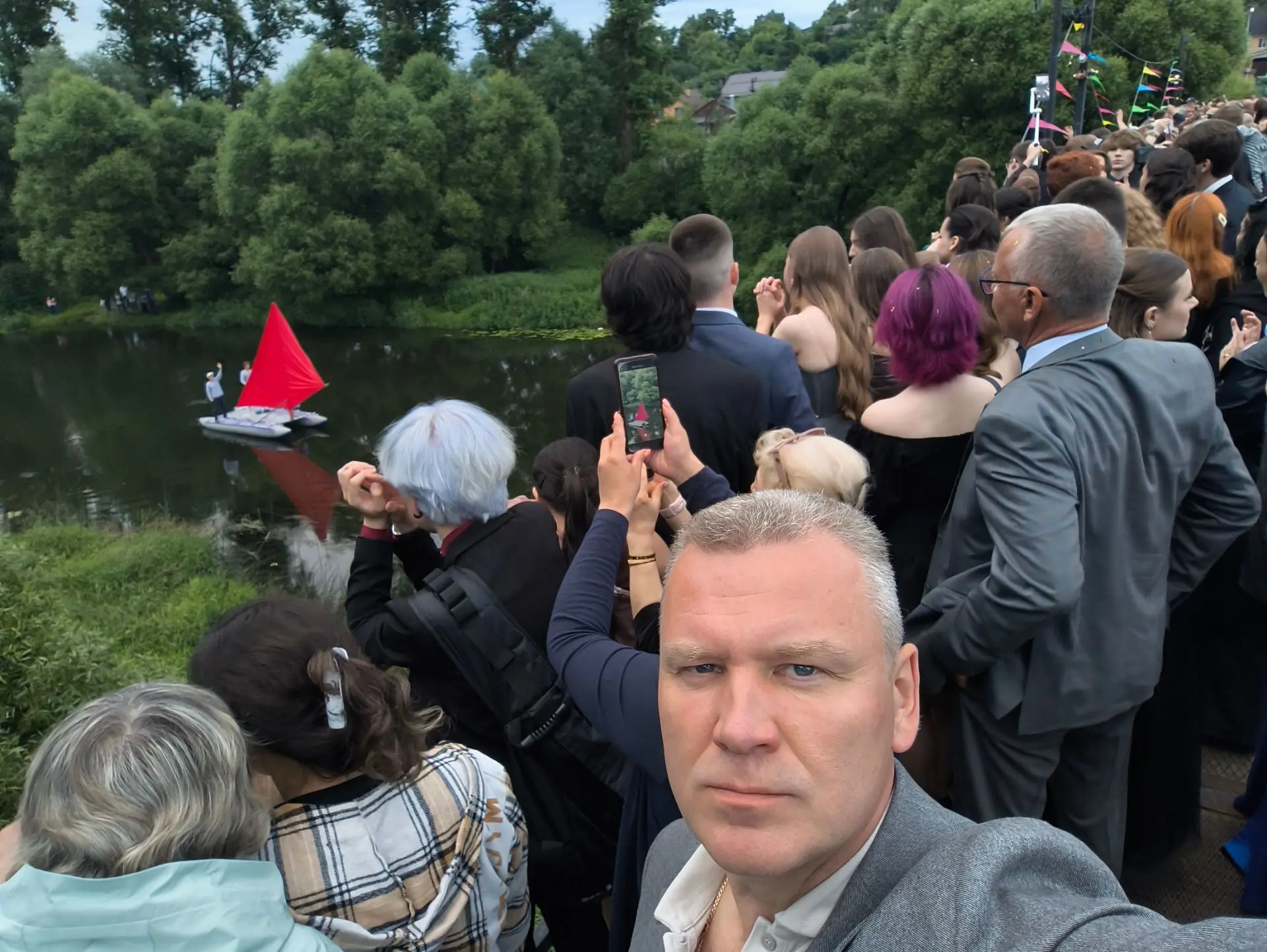 ... И прямо сейчас в Боровске по Протве проходит наш, пусть и небольшой, "бриг" под алы...