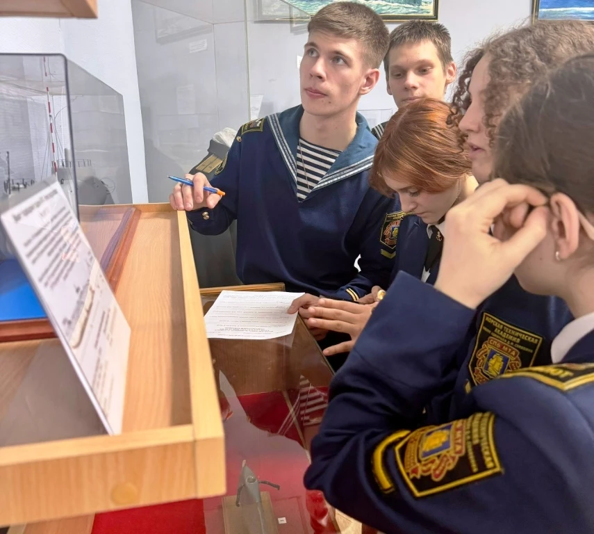 ⚓ Команда курсантов шестой площадки Морской технической академии имени адмирала Д.Н. Сенявина «Морск