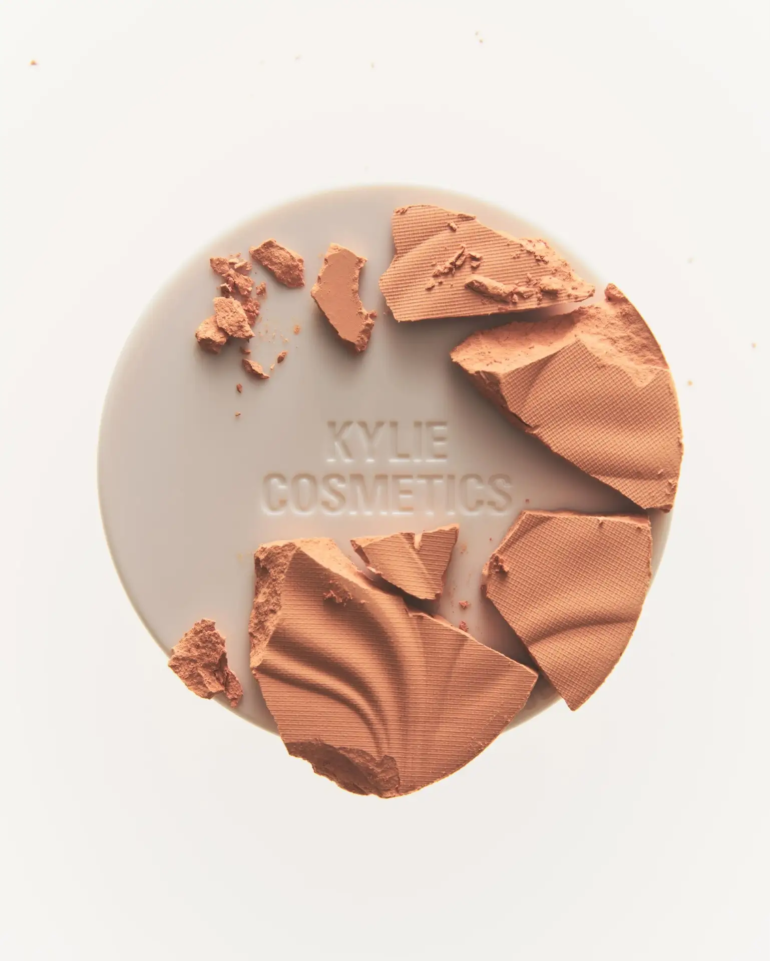 Кайли Дженнер завезла новинок от Kylie Cosmetics 💗 

Она выпустила четыре специальных оттенка пудры