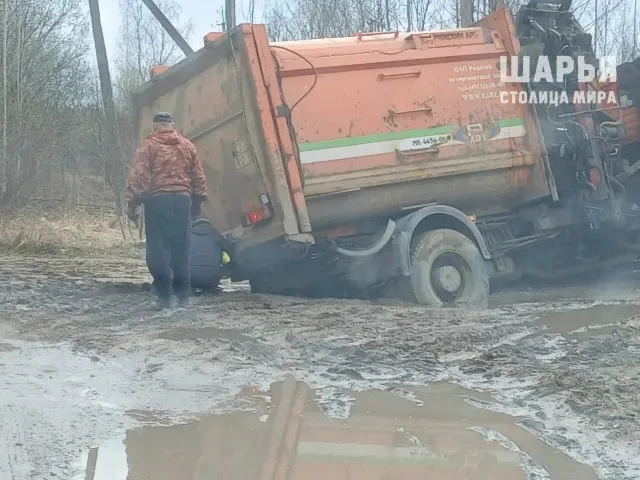 💥 В Шарье мусоровоз провалился в яму с водой  1 мая в райцентре газовщики перекопали дорогу для прок
